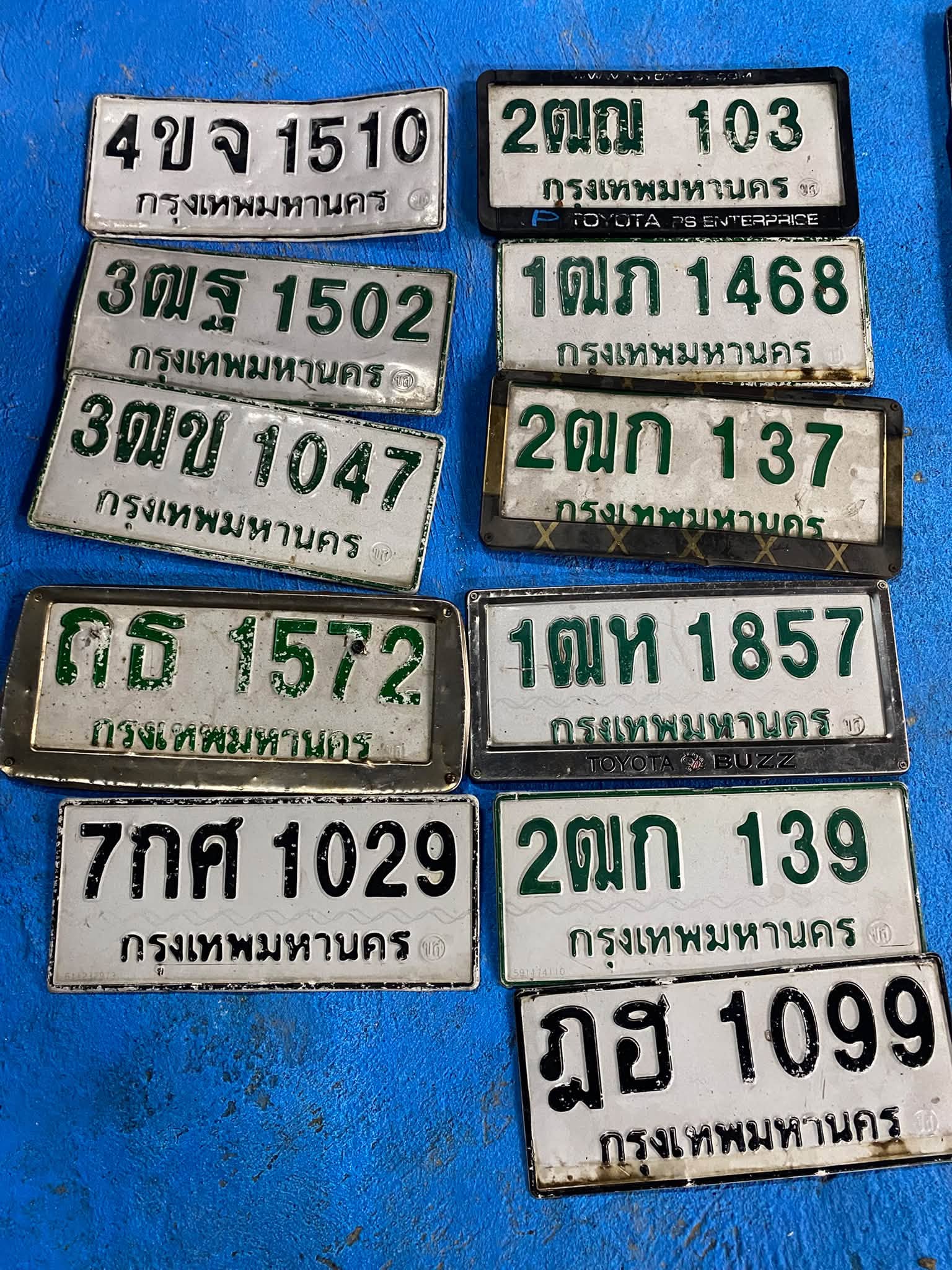 ภาพขยายป้าย 2ฒก 139 ในรูปกองป้าย