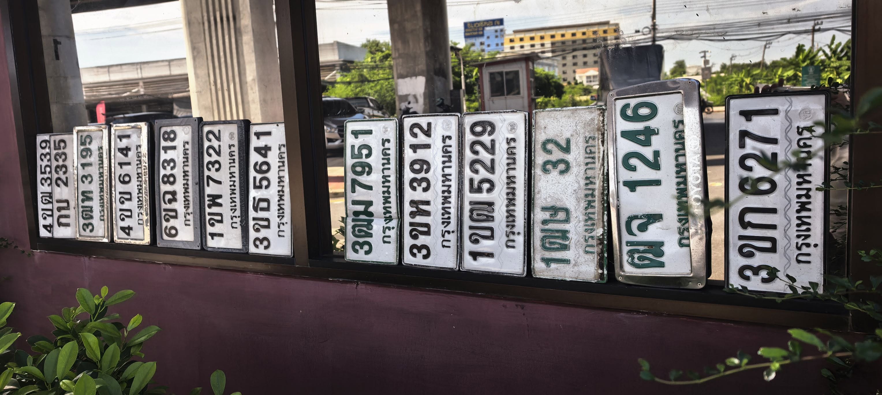 ภาพขยายป้าย 3ฒม 7951 ในรูปกองป้าย