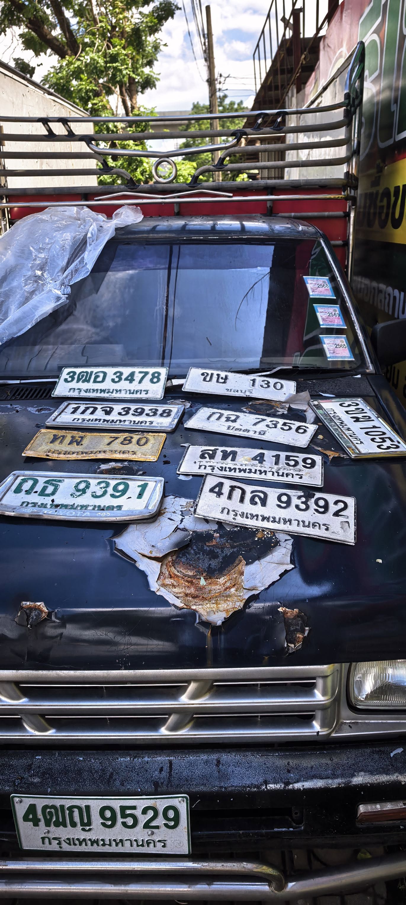 ภาพขยายป้าย ทพ 780 ในรูปกองป้าย
