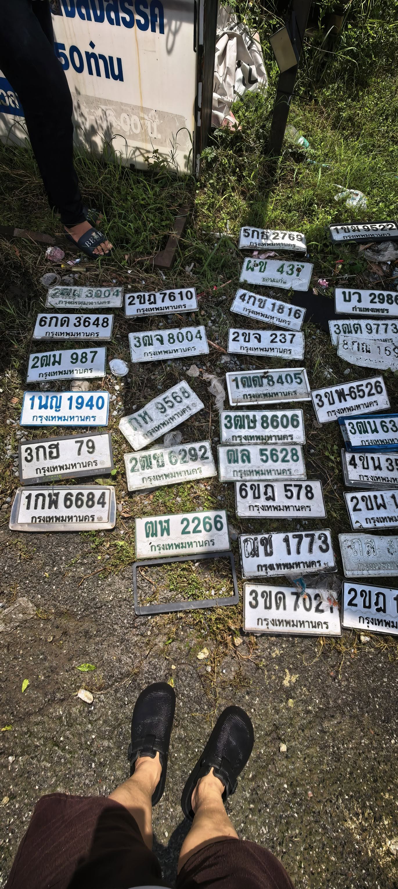 ภาพขยายป้าย 2ขจ 237 ในรูปกองป้าย