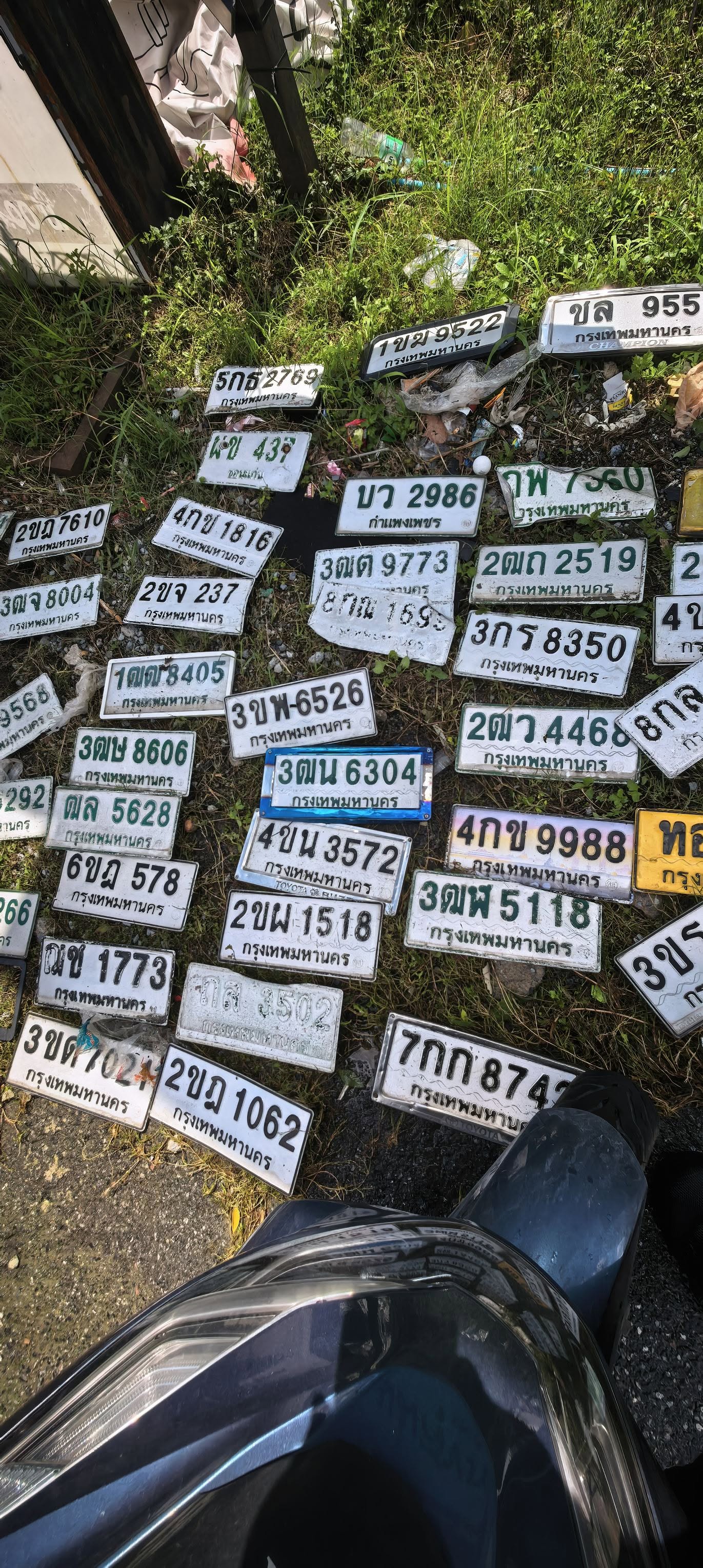 ภาพขยายป้าย ผข 437 ในรูปกองป้าย