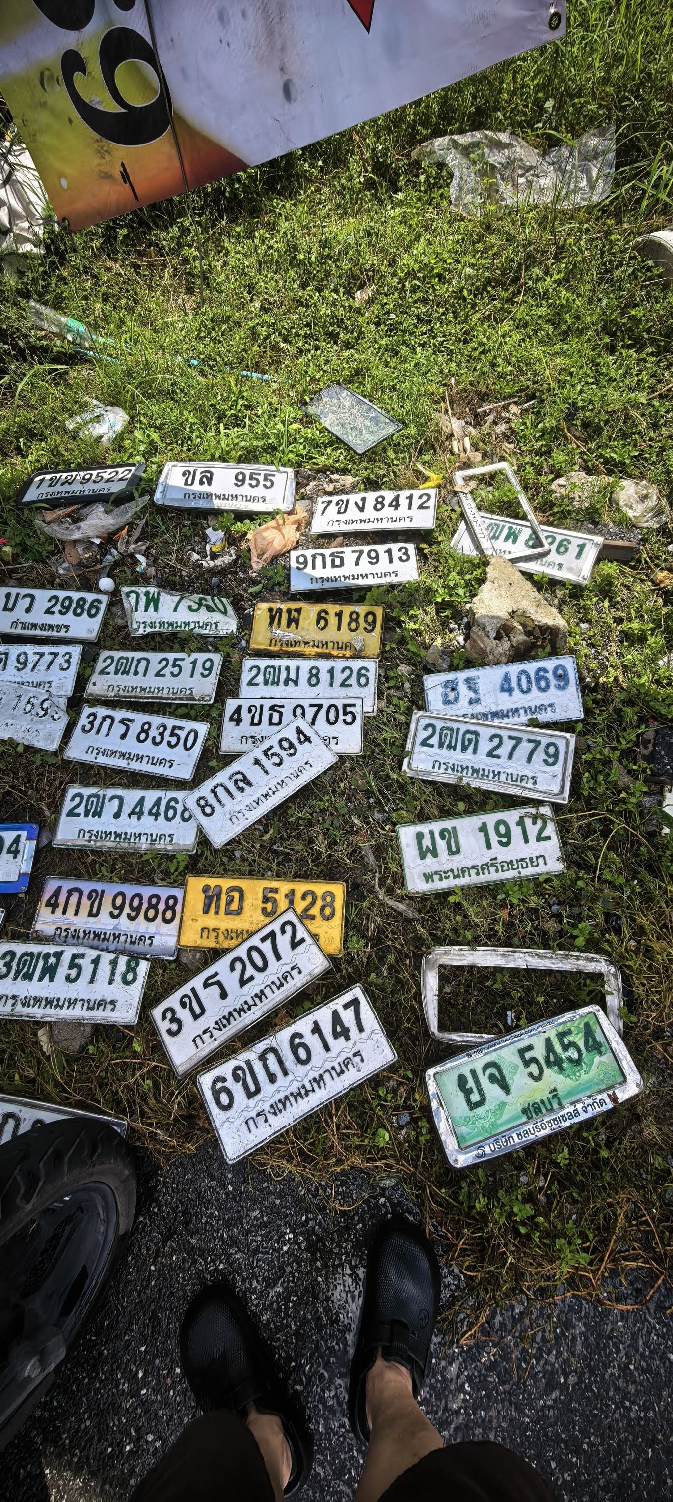ภาพขยายป้าย 2ฒว 4468 ในรูปกองป้าย