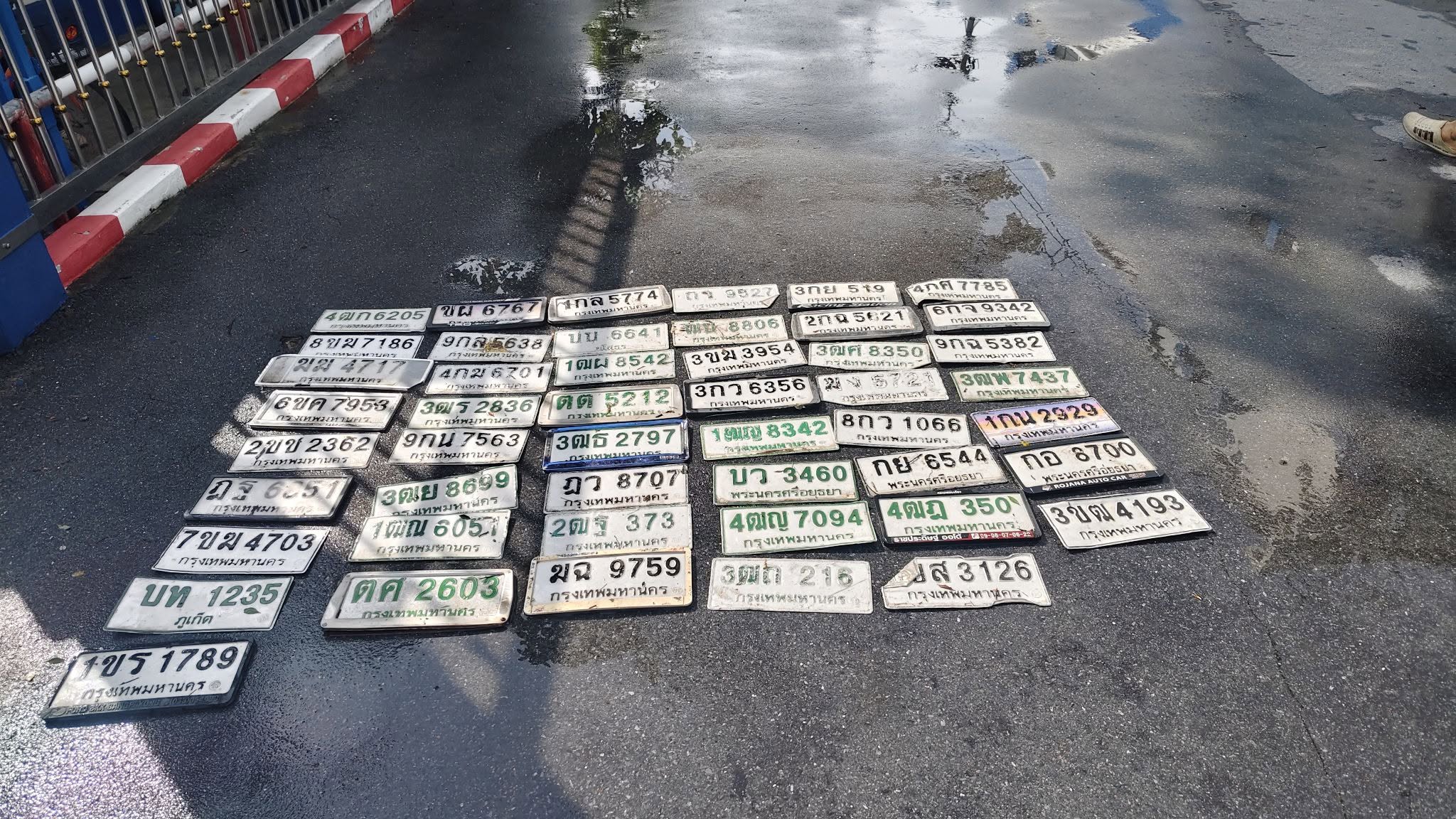 ภาพขยายป้าย ฆฆ 4717 ในรูปกองป้าย