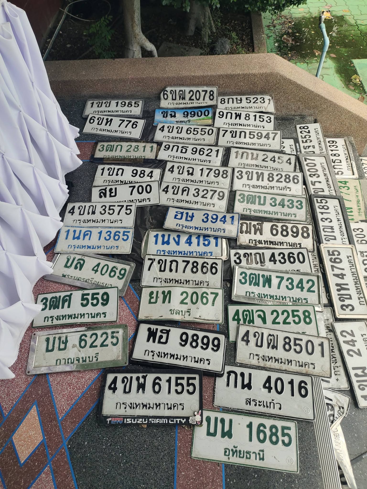 ภาพขยายป้าย ยท 2067 ในรูปกองป้าย