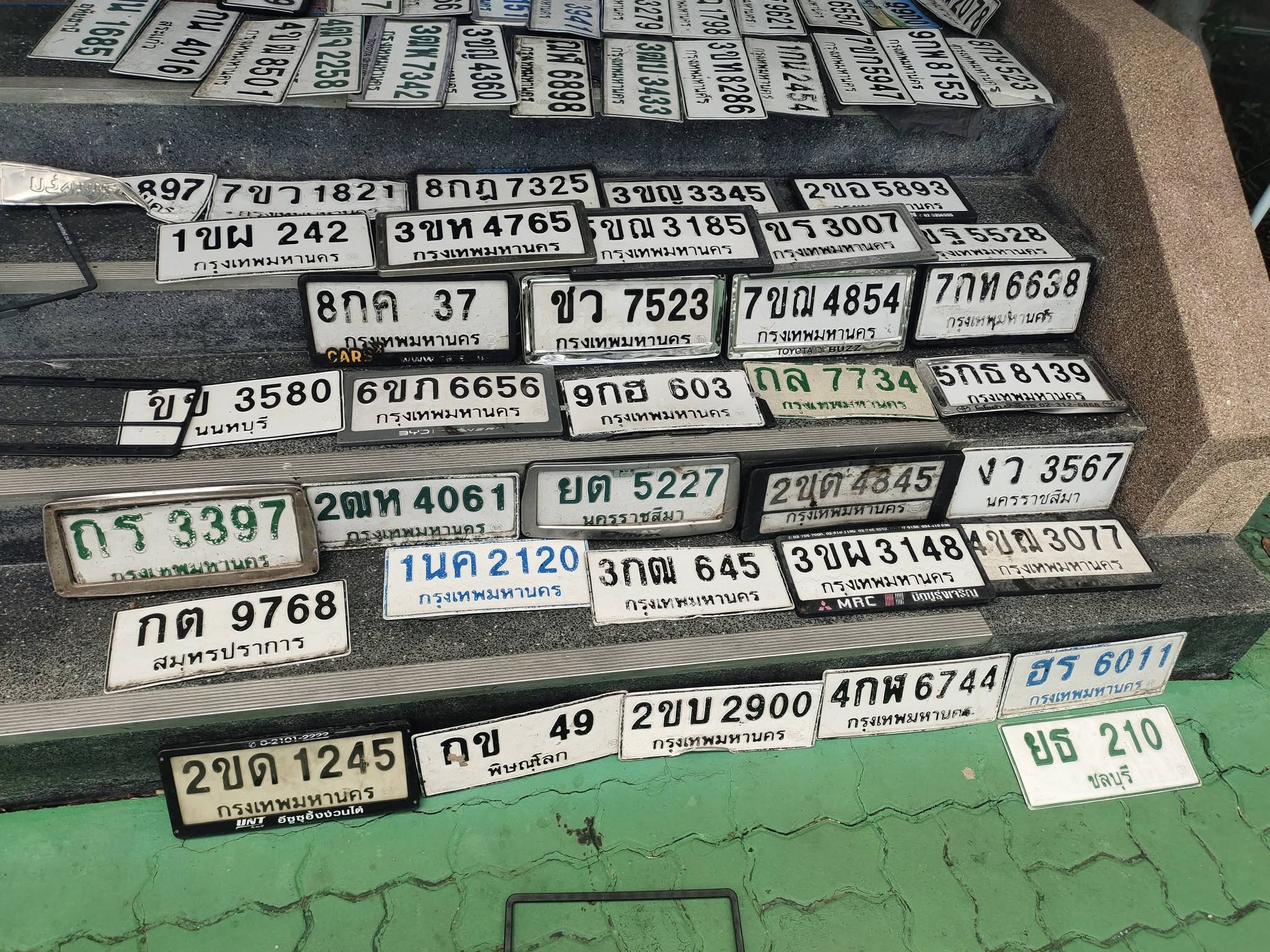 ภาพขยายป้าย งว 3567 ในรูปกองป้าย