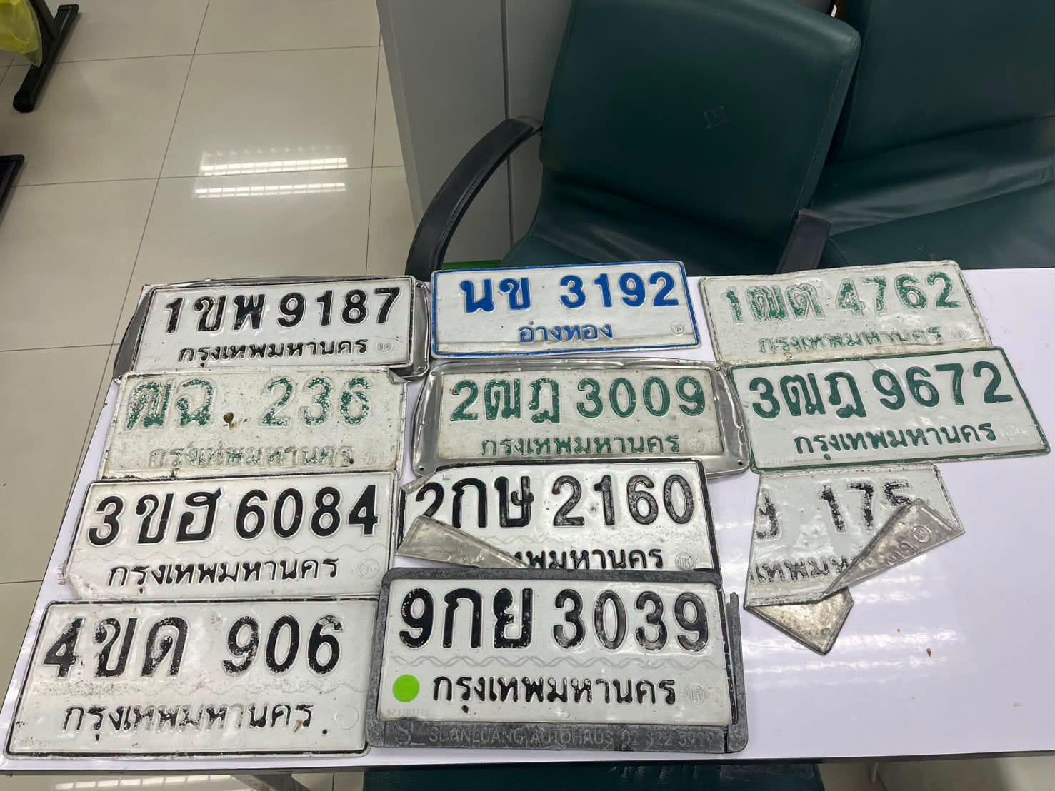 ภาพขยายป้าย ฒฉ 236 ในรูปกองป้าย