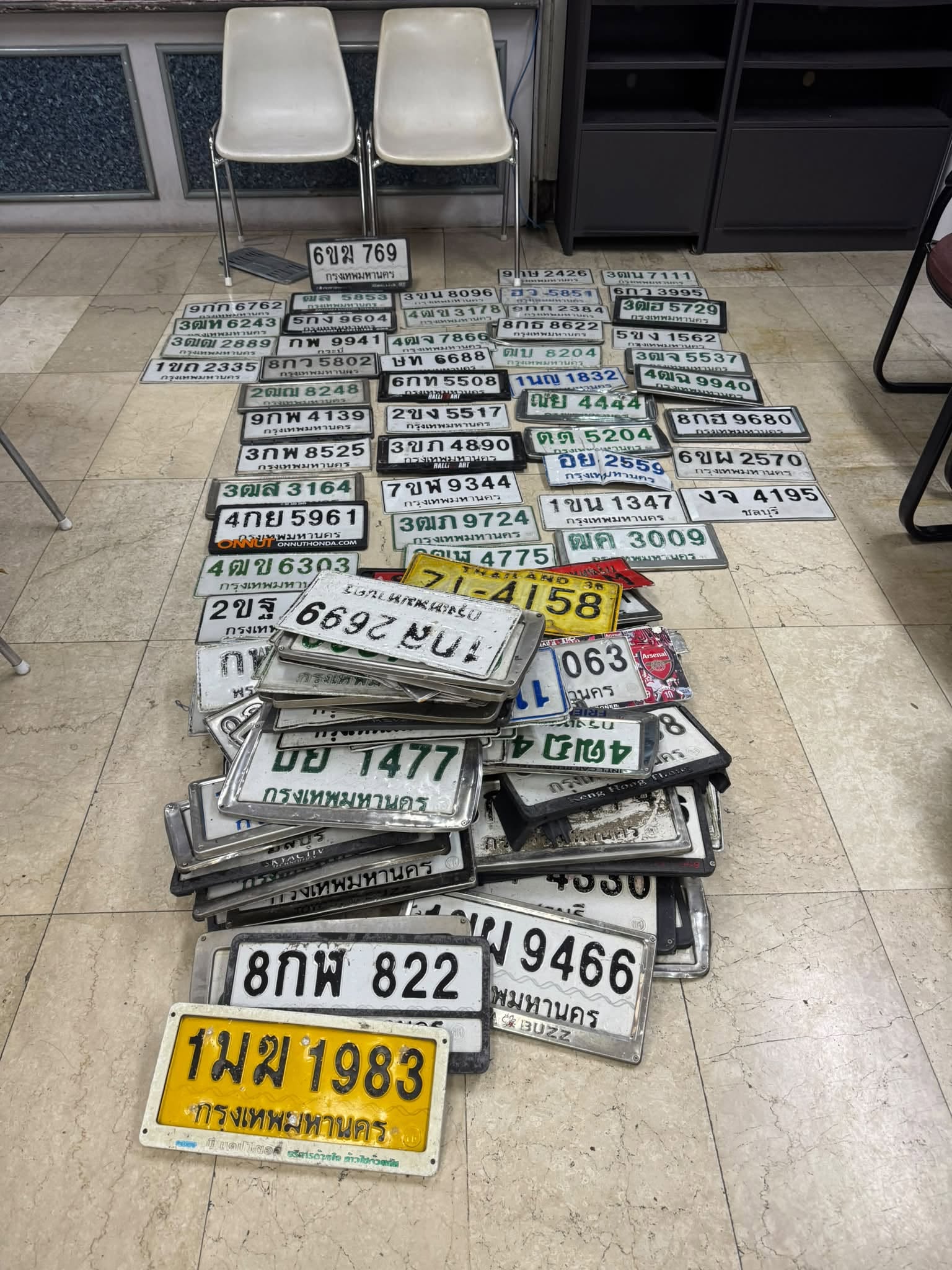 ภาพขยายป้าย 3ฒส 3164 ในรูปกองป้าย