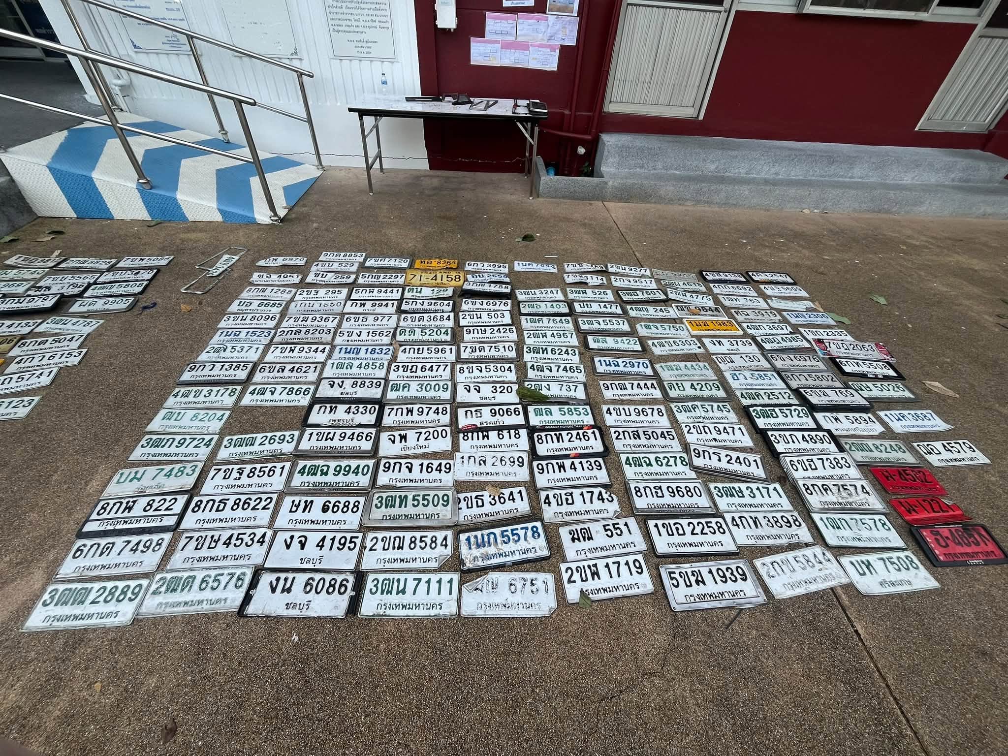 ภาพขยายป้าย 4ฒค 2547 ในรูปกองป้าย