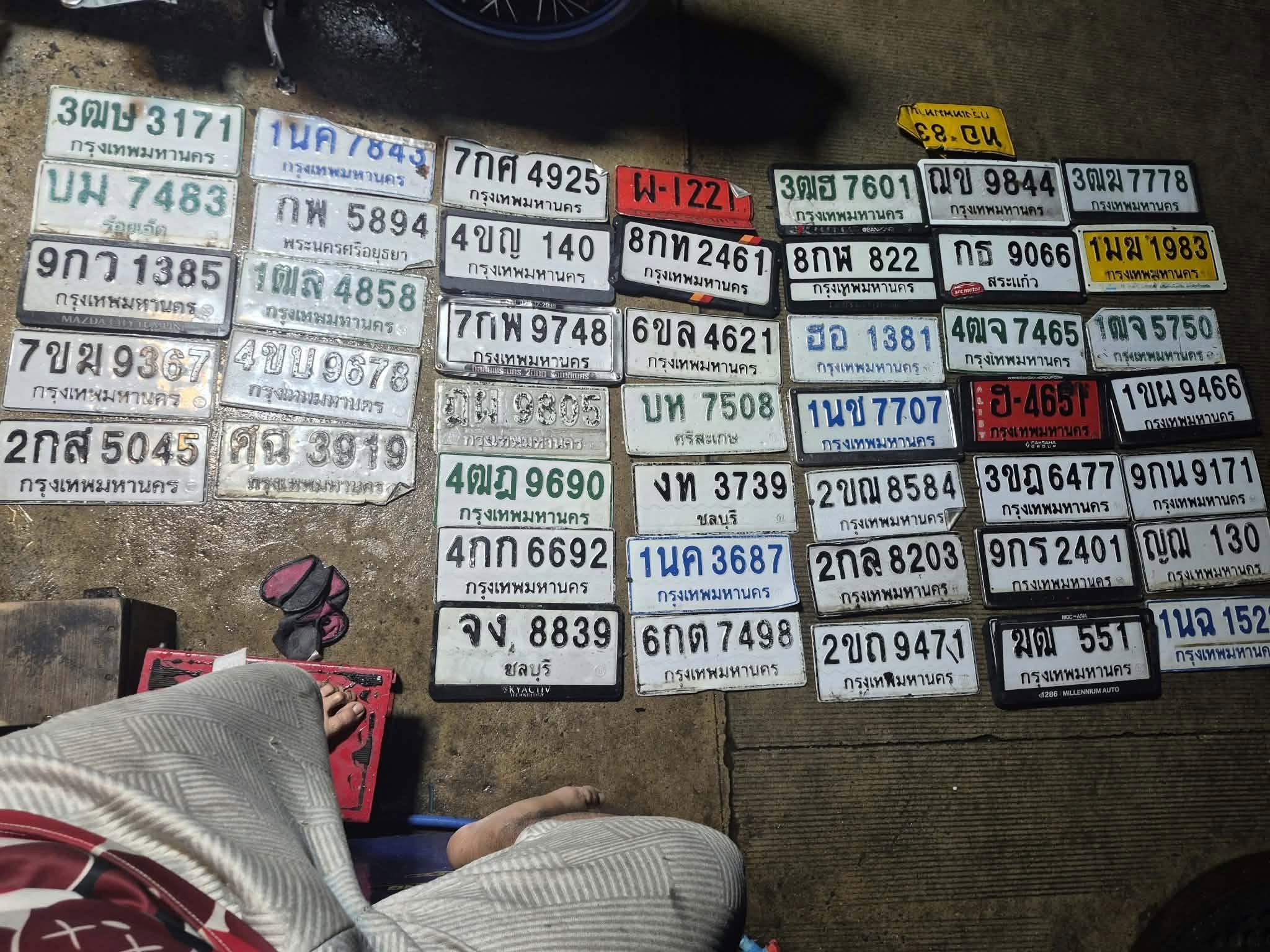 ภาพขยายป้าย 3ฒฆ 7778 ในรูปกองป้าย