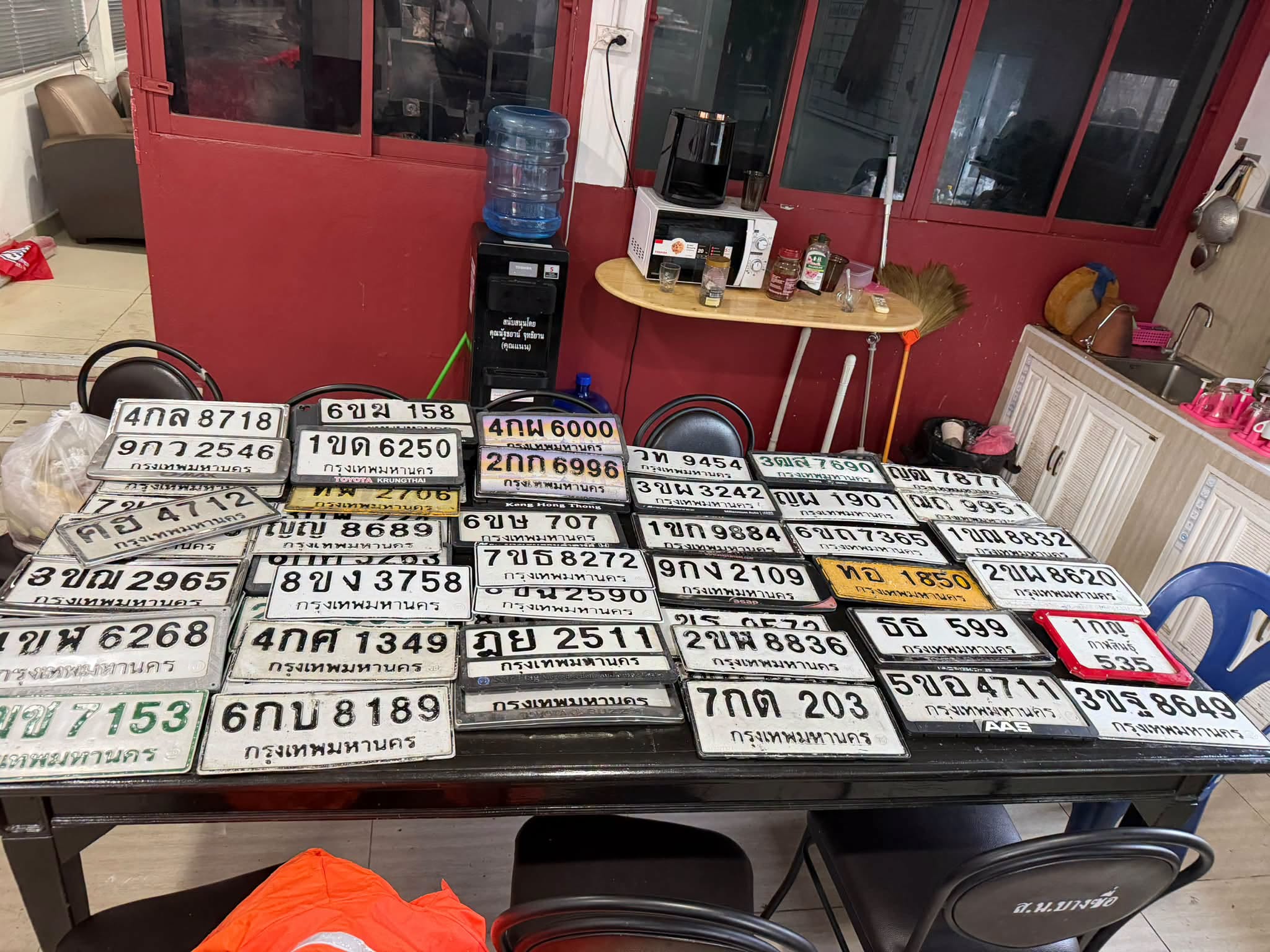 ภาพขยายป้าย 3ขฐ 8649 ในรูปกองป้าย
