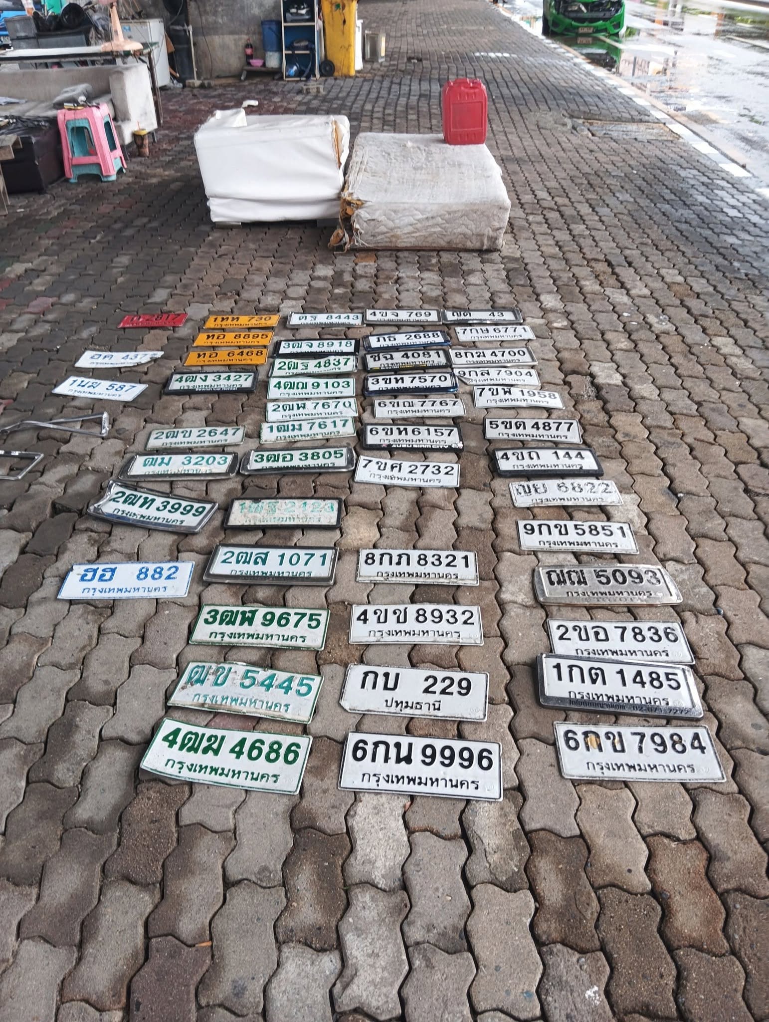 ภาพขยายป้าย ณณ 5093 ในรูปกองป้าย
