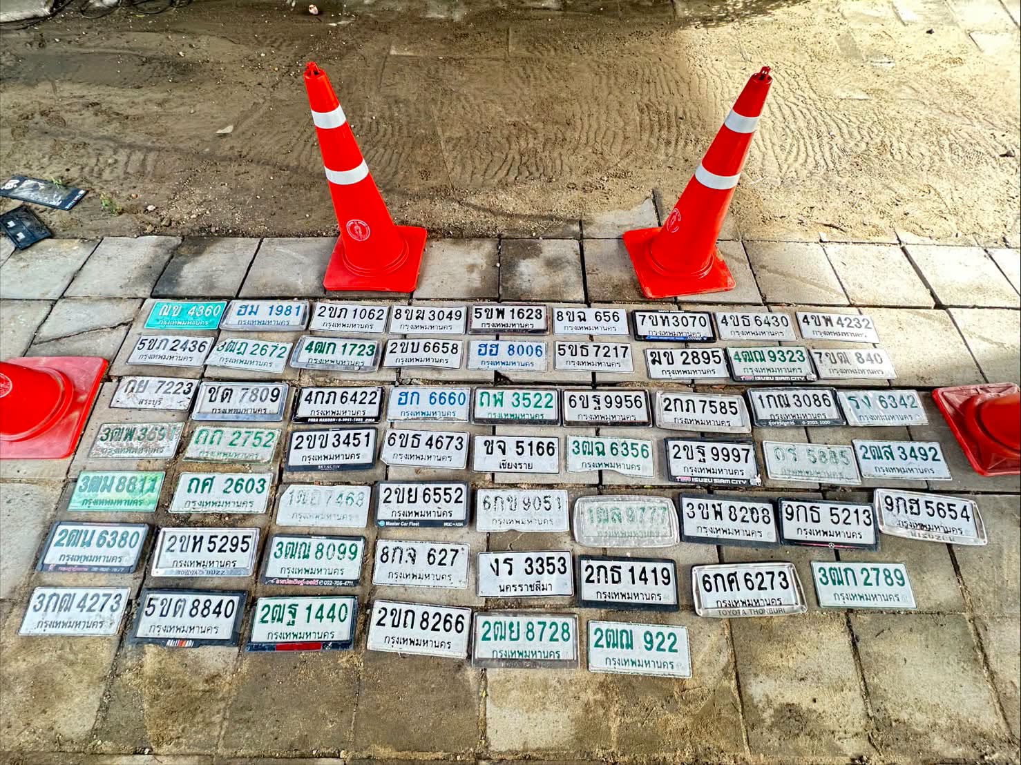 ภาพขยายป้าย ?ต 7809 ในรูปกองป้าย