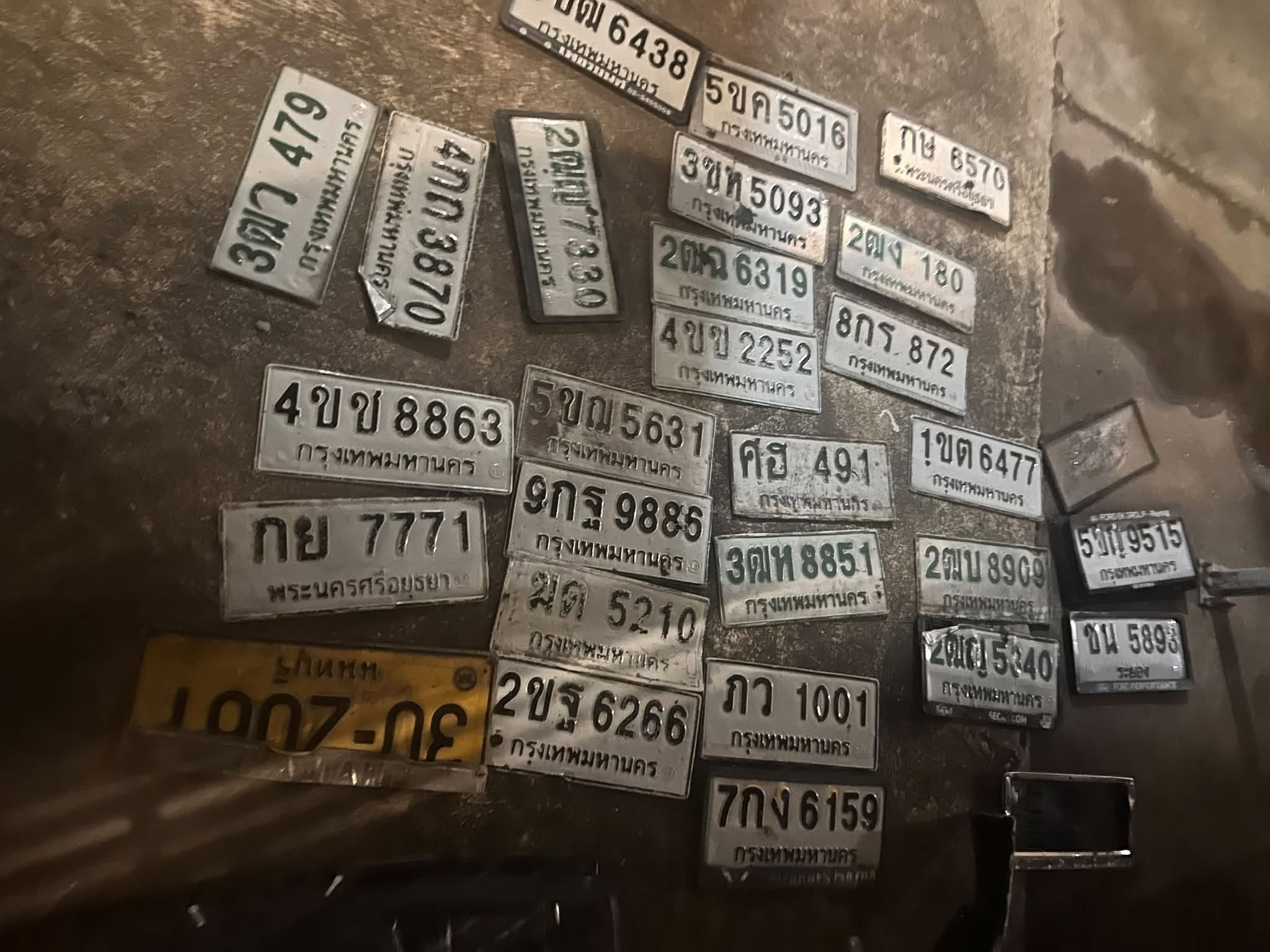 ภาพขยายป้าย 2ฒ? 7330 ในรูปกองป้าย