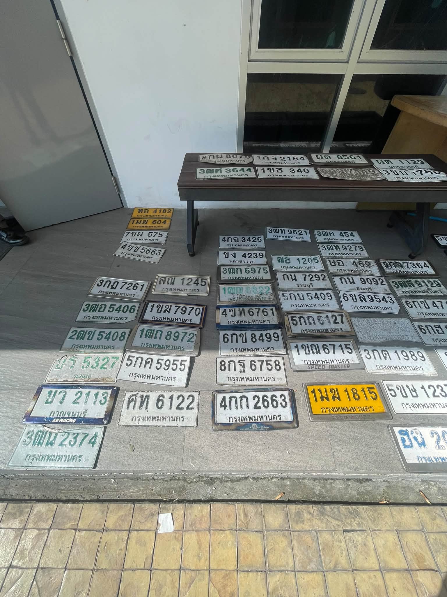 ภาพขยายป้าย ?ร 5327 ในรูปกองป้าย