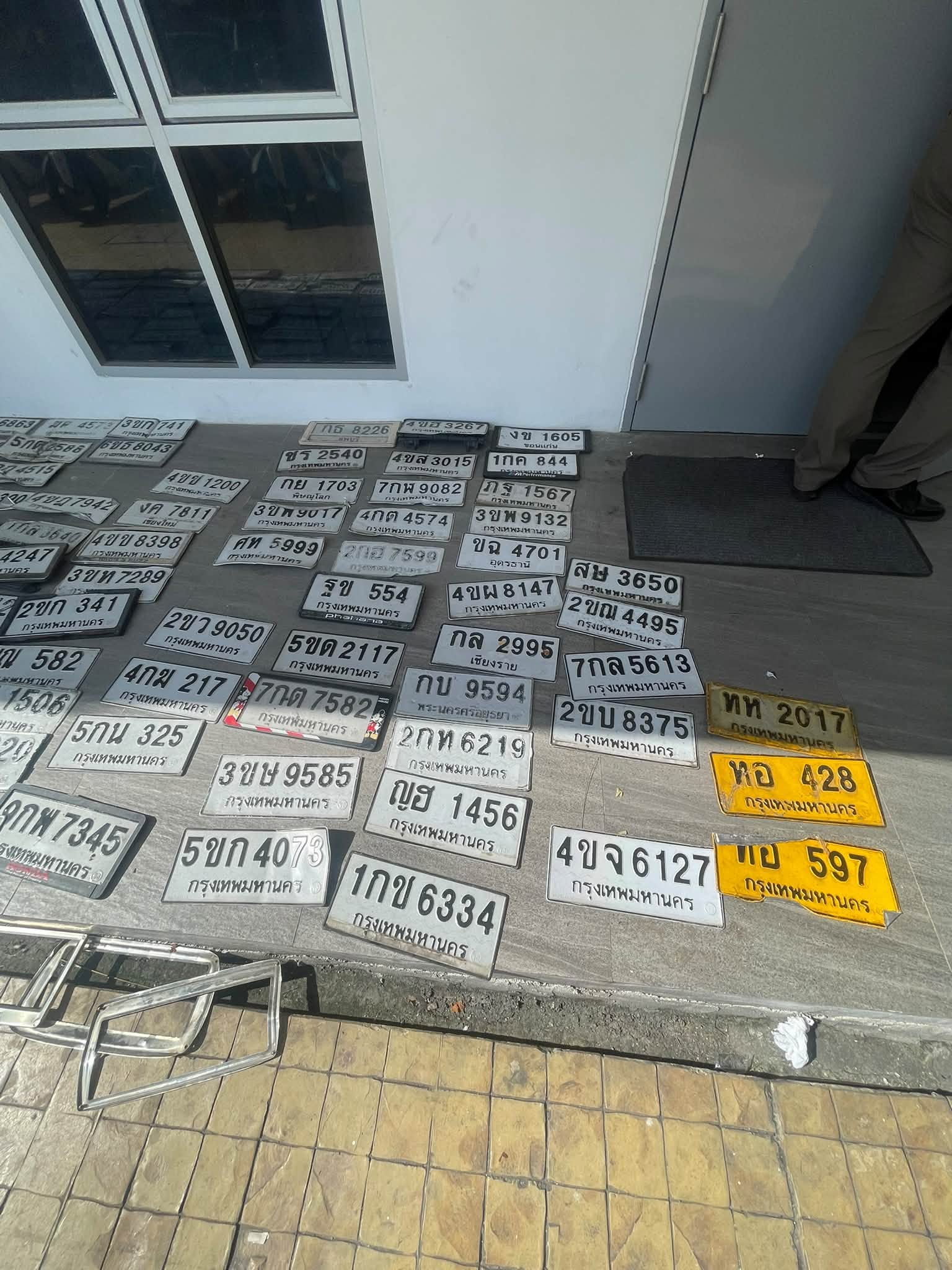 ภาพขยายป้าย 2ขญ 4495 ในรูปกองป้าย