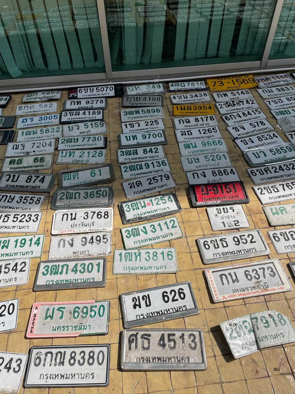 ภาพขยายป้าย ฒน 9666 ในรูปกองป้าย