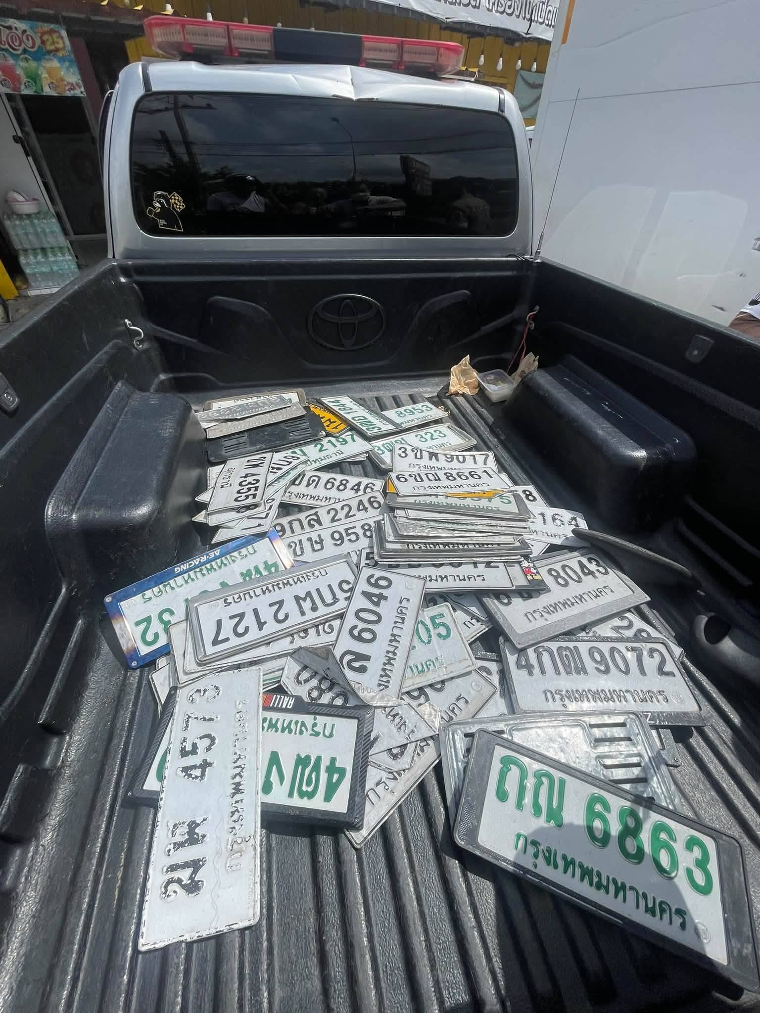 ภาพขยายป้าย 6ขณ 8661 ในรูปกองป้าย