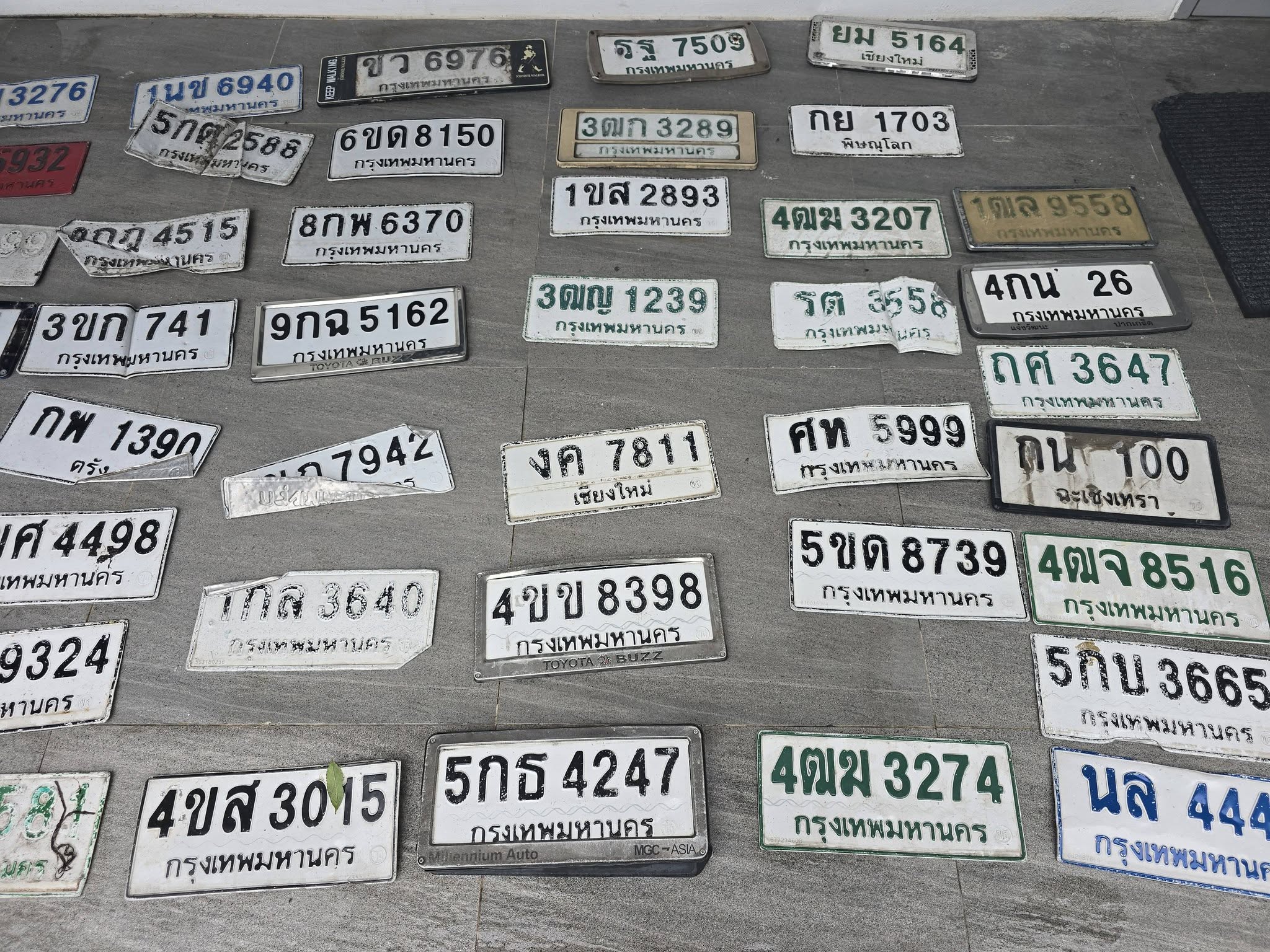 ภาพขยายป้าย 4ขส 3015 ในรูปกองป้าย