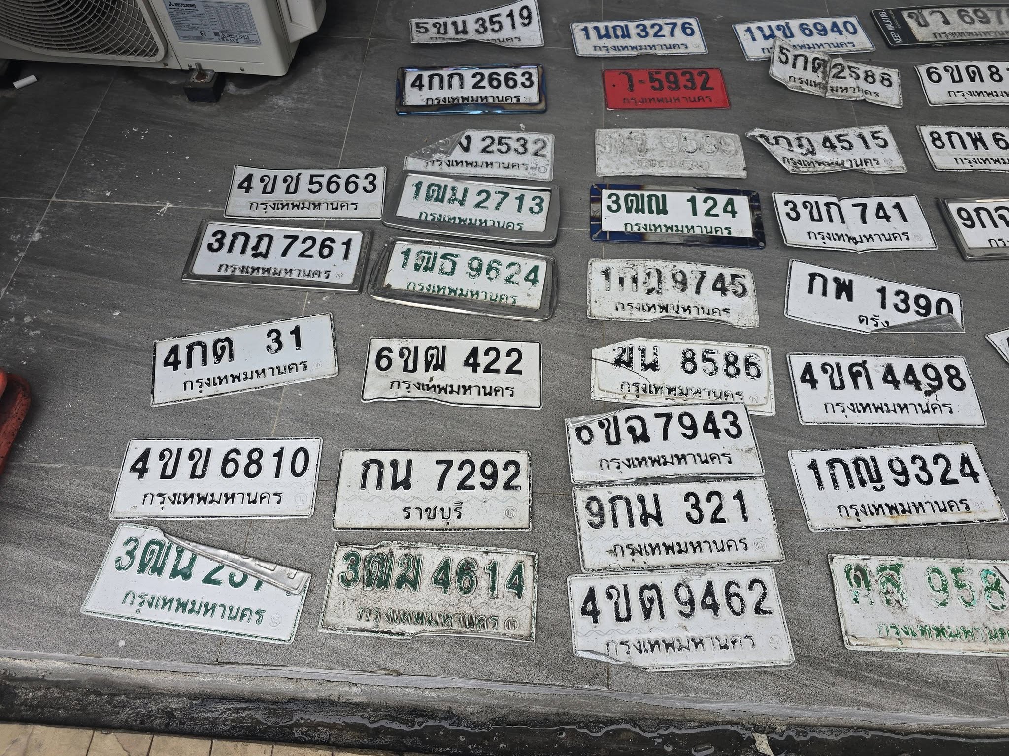 ภาพขยายป้าย ฆน 8586 ในรูปกองป้าย