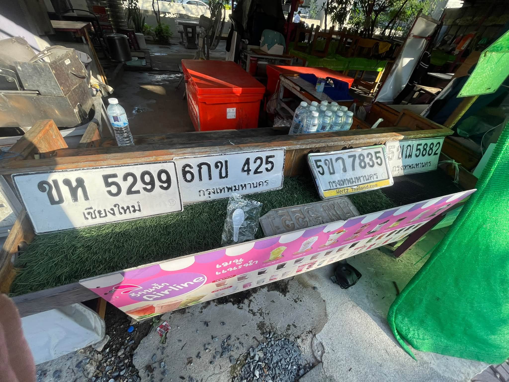 ภาพขยายป้าย 6กข 425 ในรูปกองป้าย
