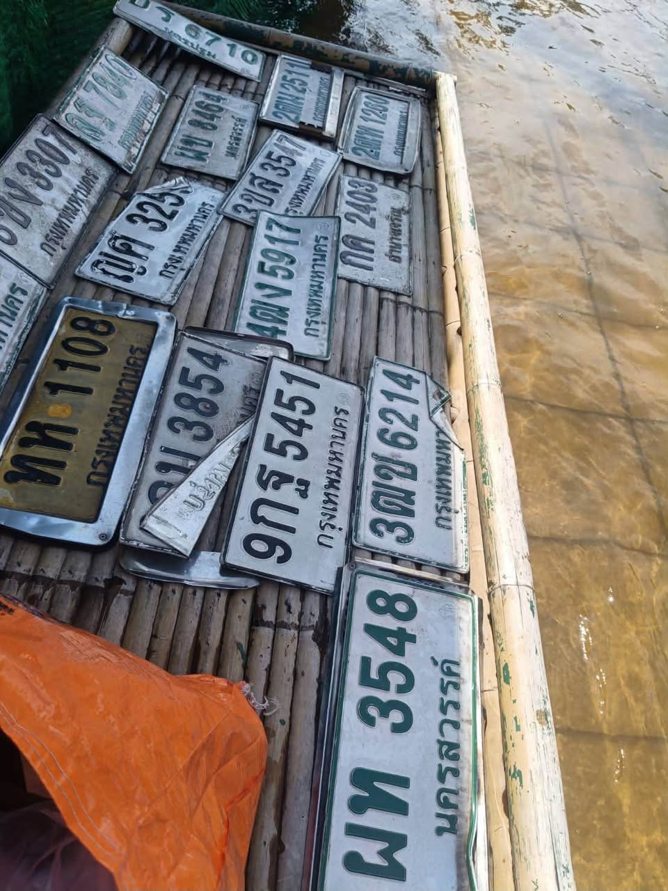 ภาพขยายป้าย กค 2403 ในรูปกองป้าย