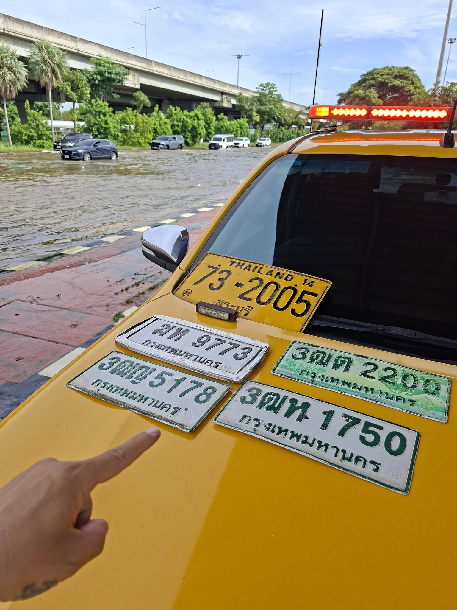 ภาพขยายป้าย 3ฒญ 5178 ในรูปกองป้าย