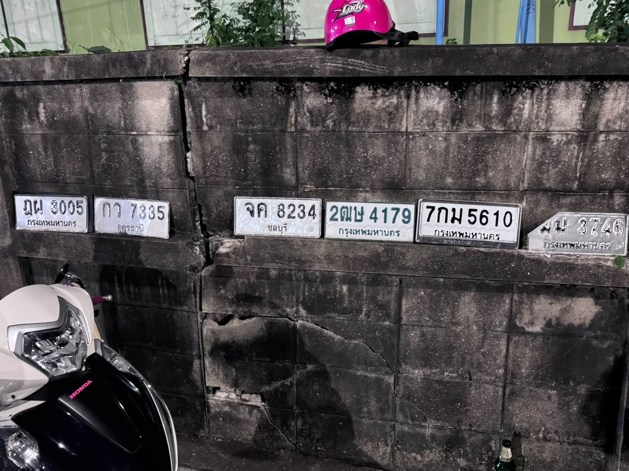 ภาพขยายป้าย กว 7335 ในรูปกองป้าย