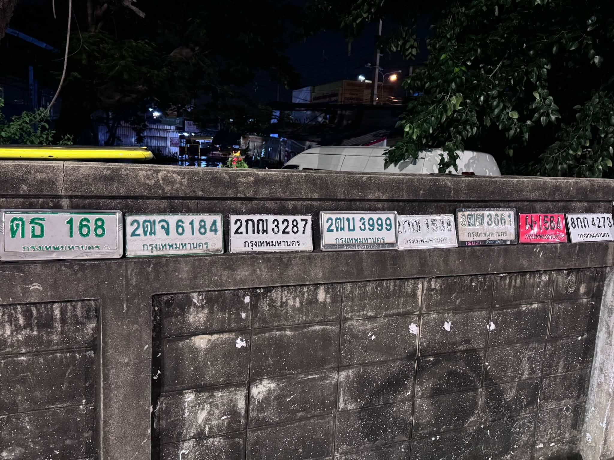 ภาพขยายป้าย 2ฒบ 3999 ในรูปกองป้าย