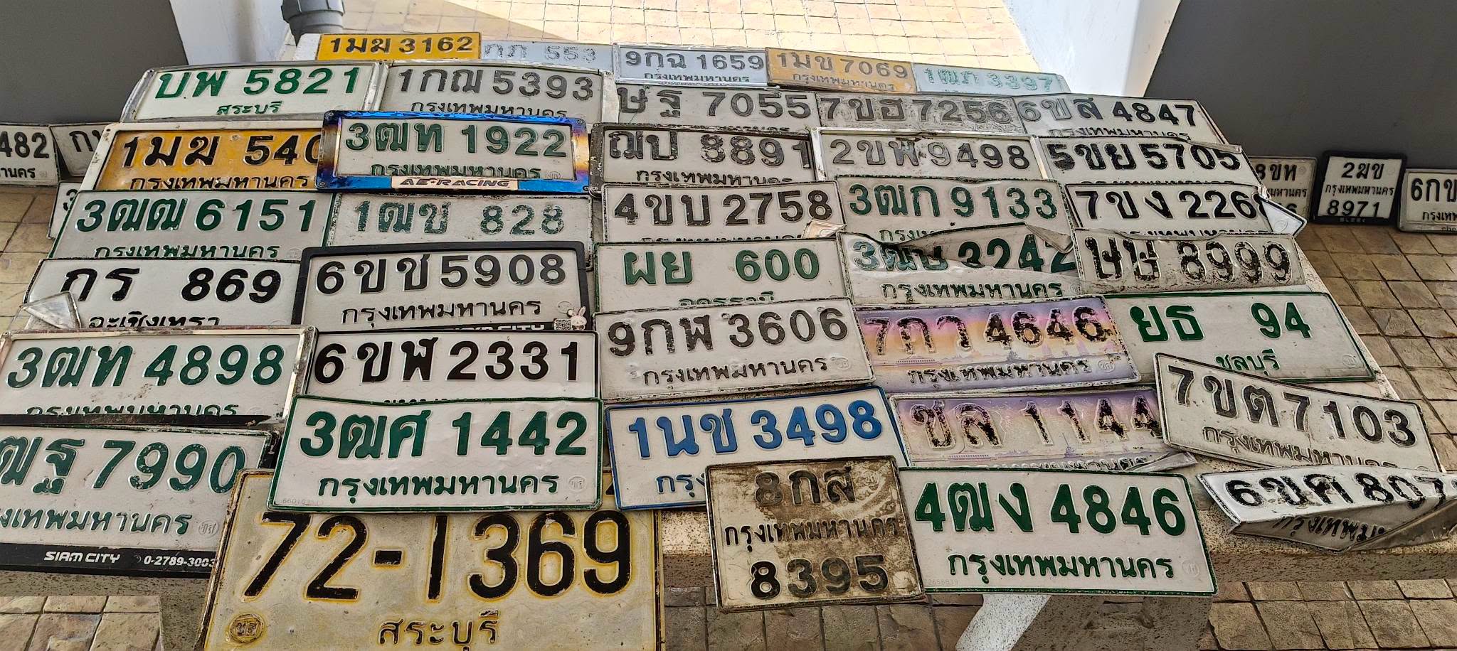 ภาพขยายป้าย 9กพ 3606 ในรูปกองป้าย