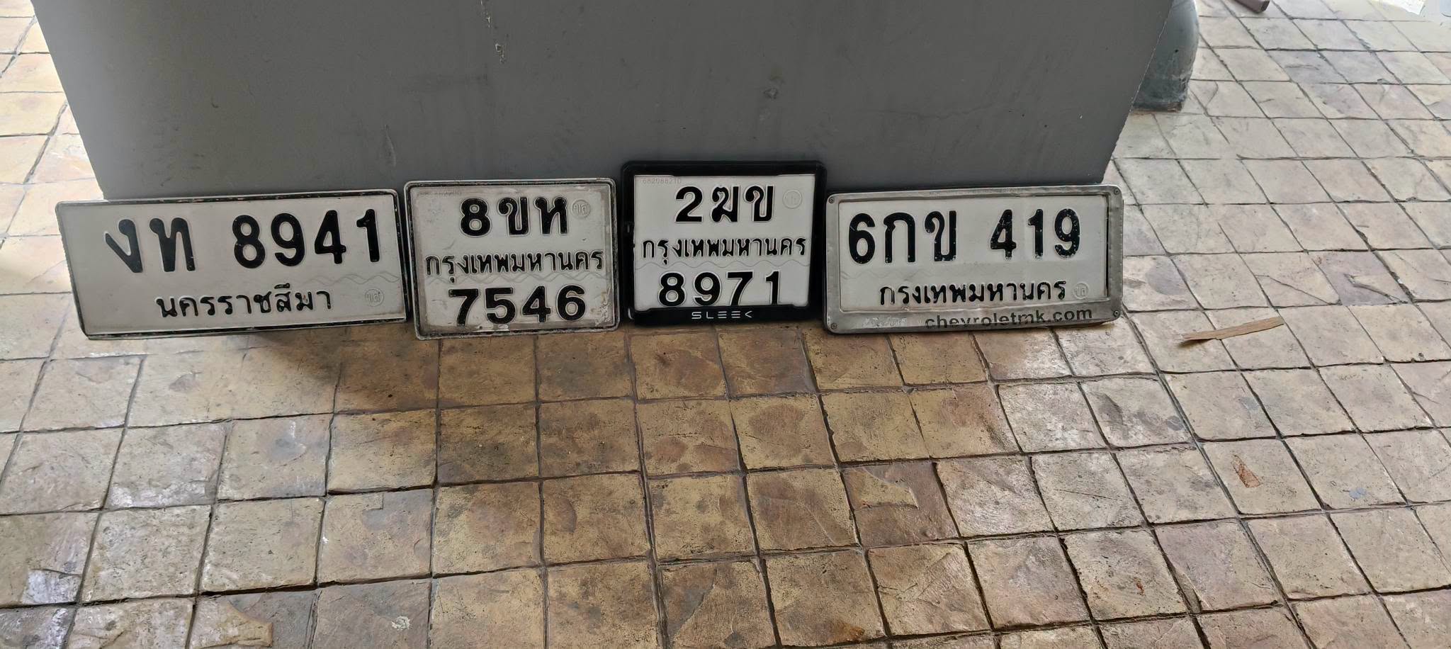 ภาพขยายป้าย งท 8941 ในรูปกองป้าย