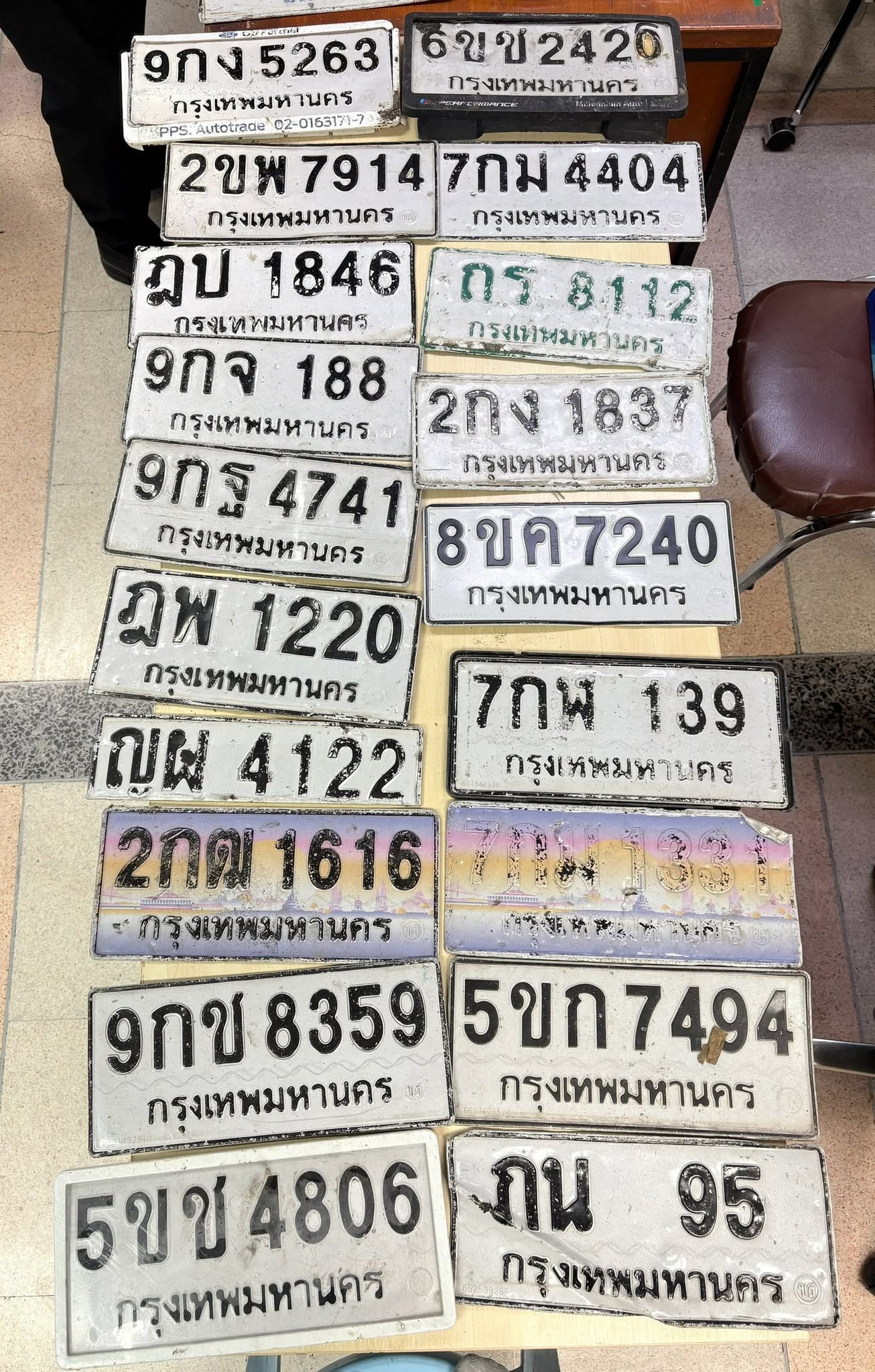 ภาพขยายป้าย 7กพ 139 ในรูปกองป้าย