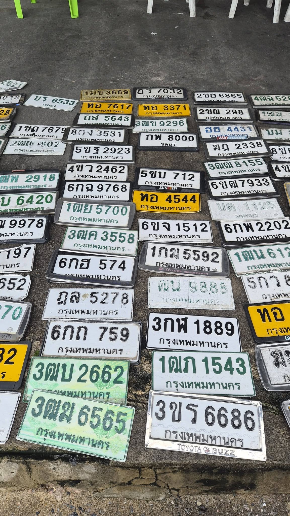 ภาพขยายป้าย 6กฉ 9768 ในรูปกองป้าย