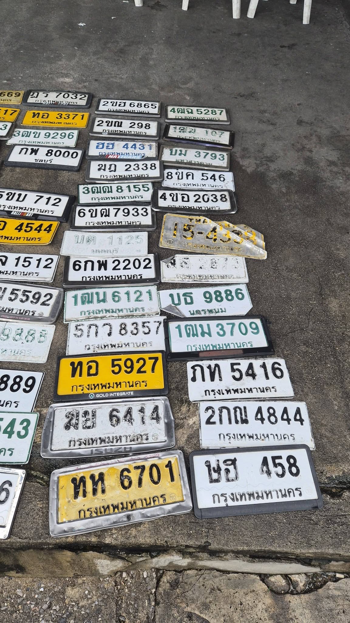 ภาพขยายป้าย 4ฒฉ 5287 ในรูปกองป้าย