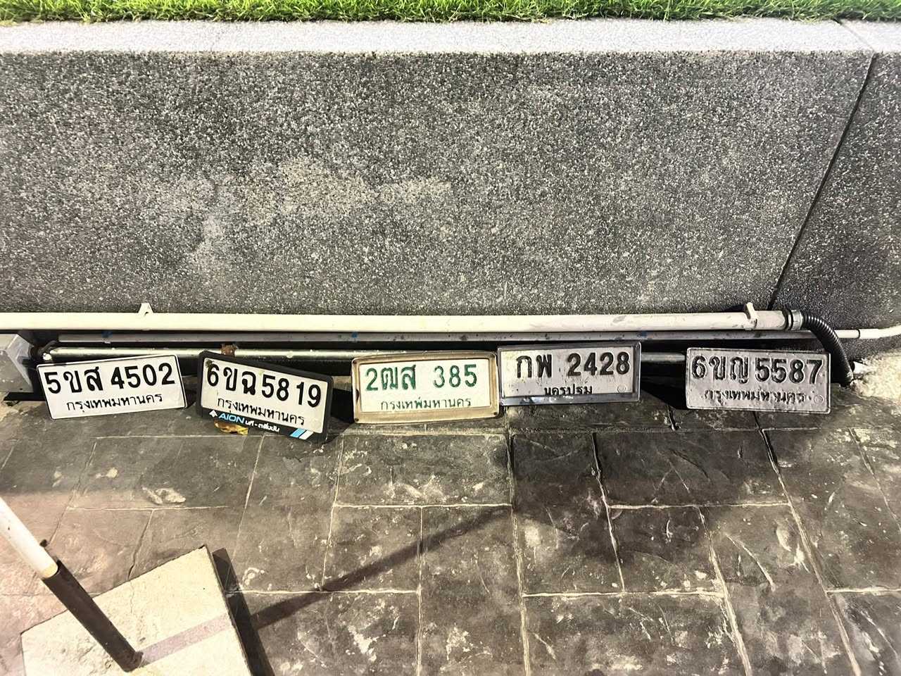 ภาพขยายป้าย 2ฒส 385 ในรูปกองป้าย