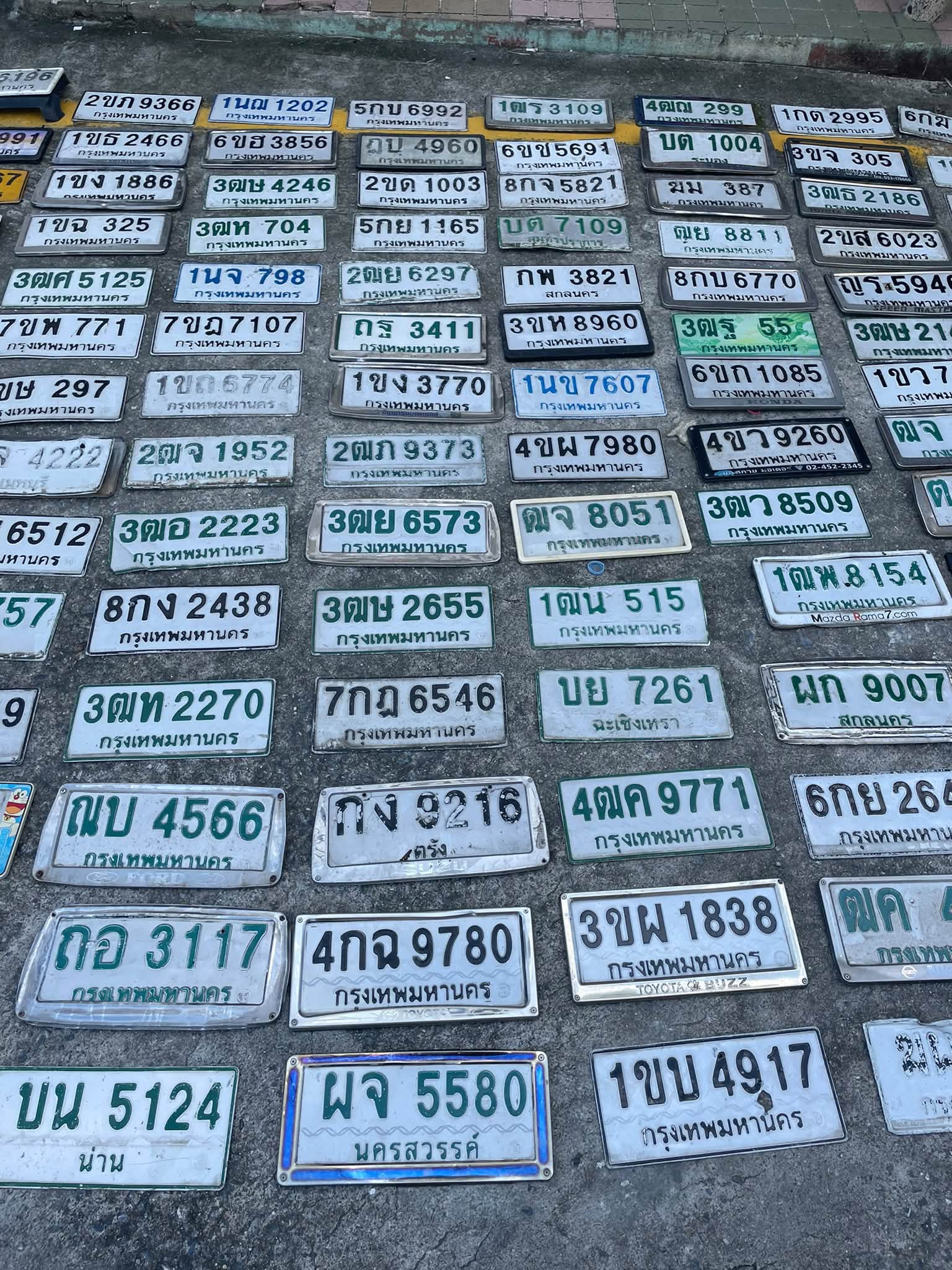 ภาพขยายป้าย ณบ 4566 ในรูปกองป้าย