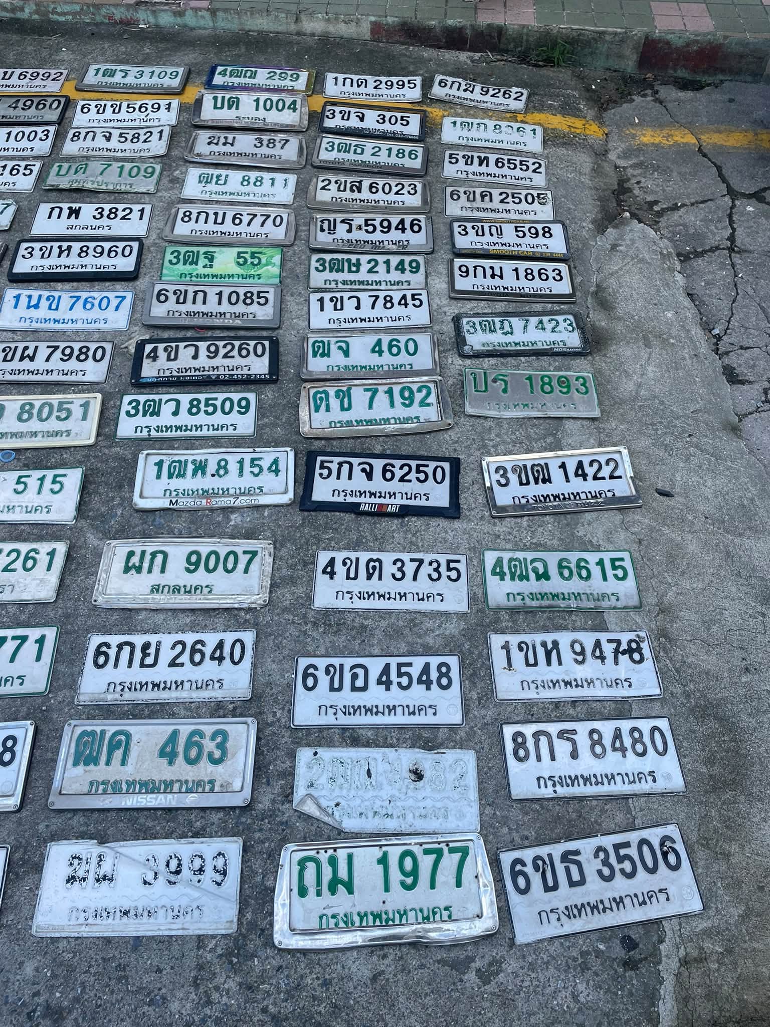 ภาพขยายป้าย 1ขห 947? ในรูปกองป้าย