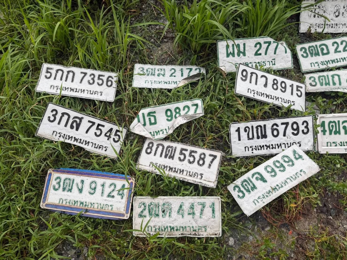 ภาพขยายป้าย 9กว 8915 ในรูปกองป้าย