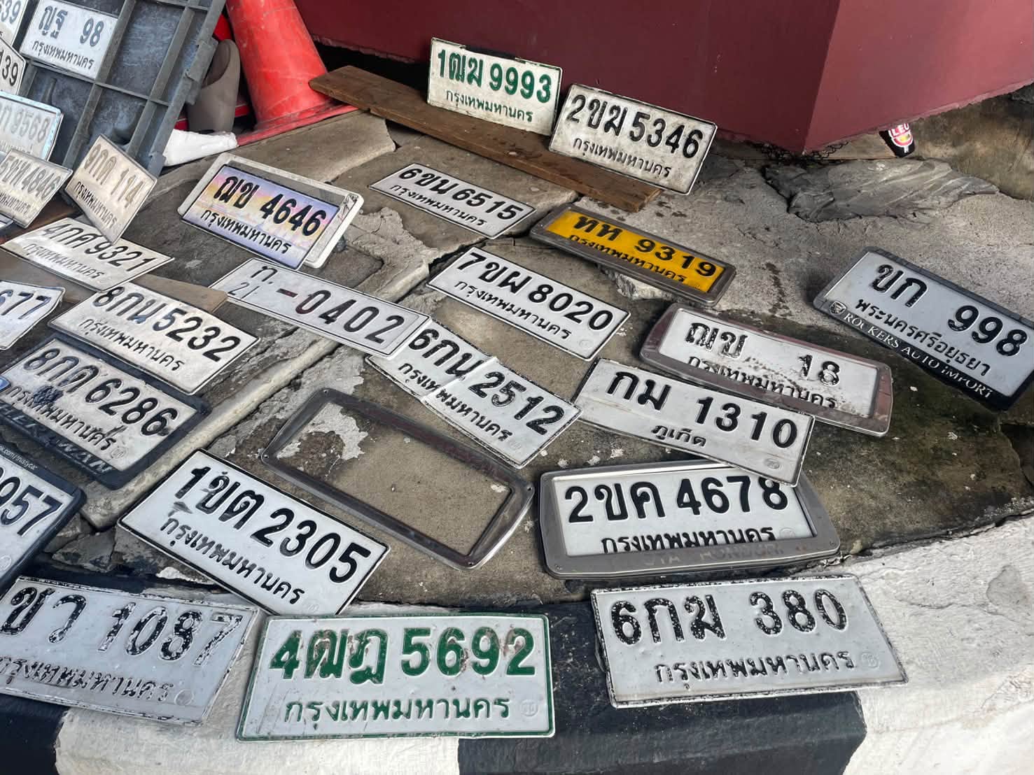 ภาพขยายป้าย 6กน 2512 ในรูปกองป้าย