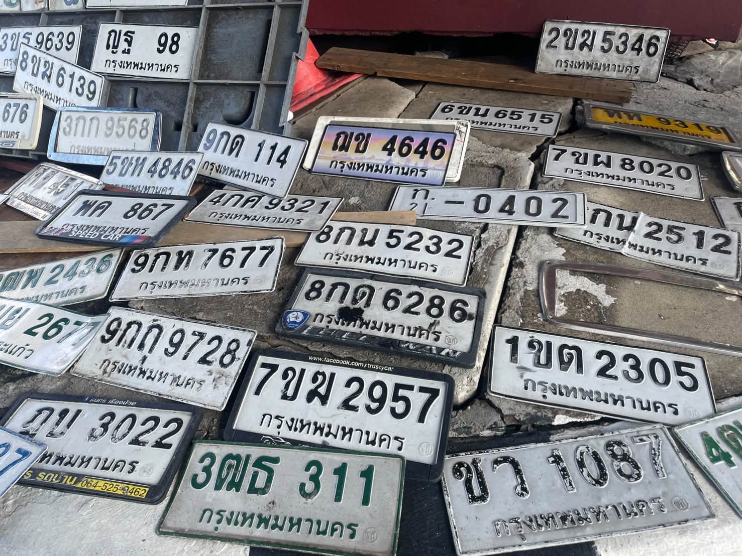 ภาพขยายป้าย 7ขฆ 2957 ในรูปกองป้าย
