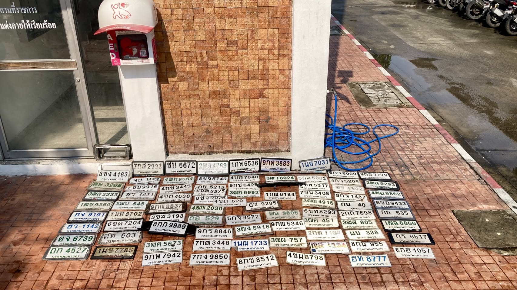 ภาพขยายป้าย 1นณ 1733 ในรูปกองป้าย