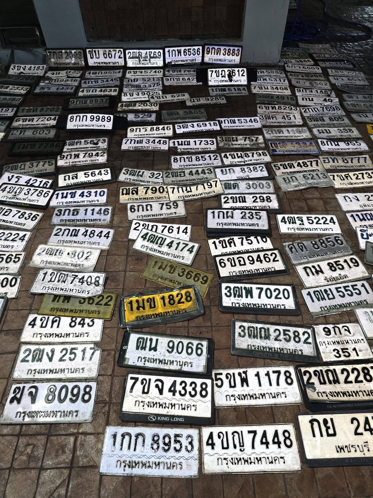 ภาพขยายป้าย 6ขอ 9462 ในรูปกองป้าย
