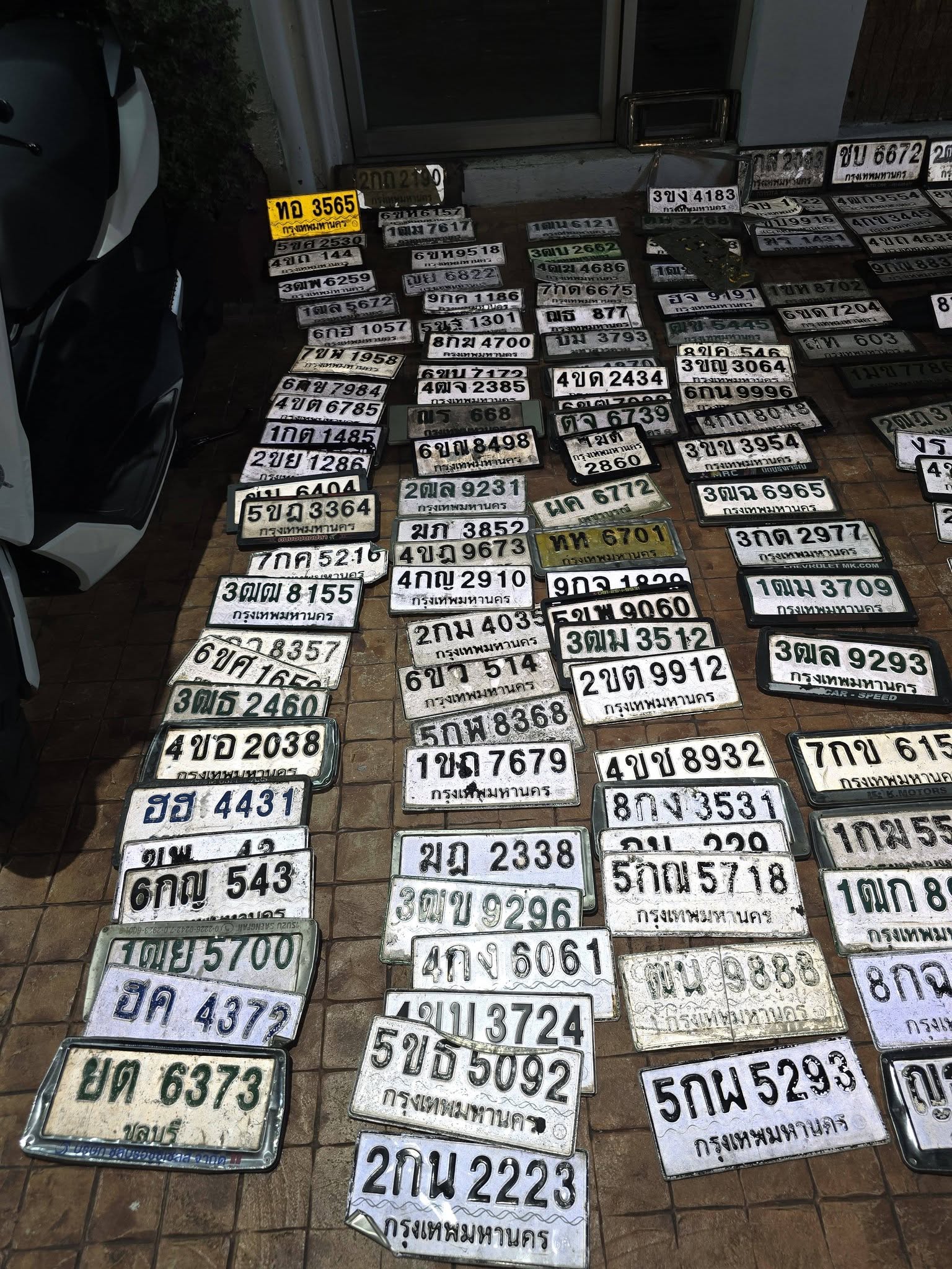 ภาพขยายป้าย 5กพ 8368 ในรูปกองป้าย