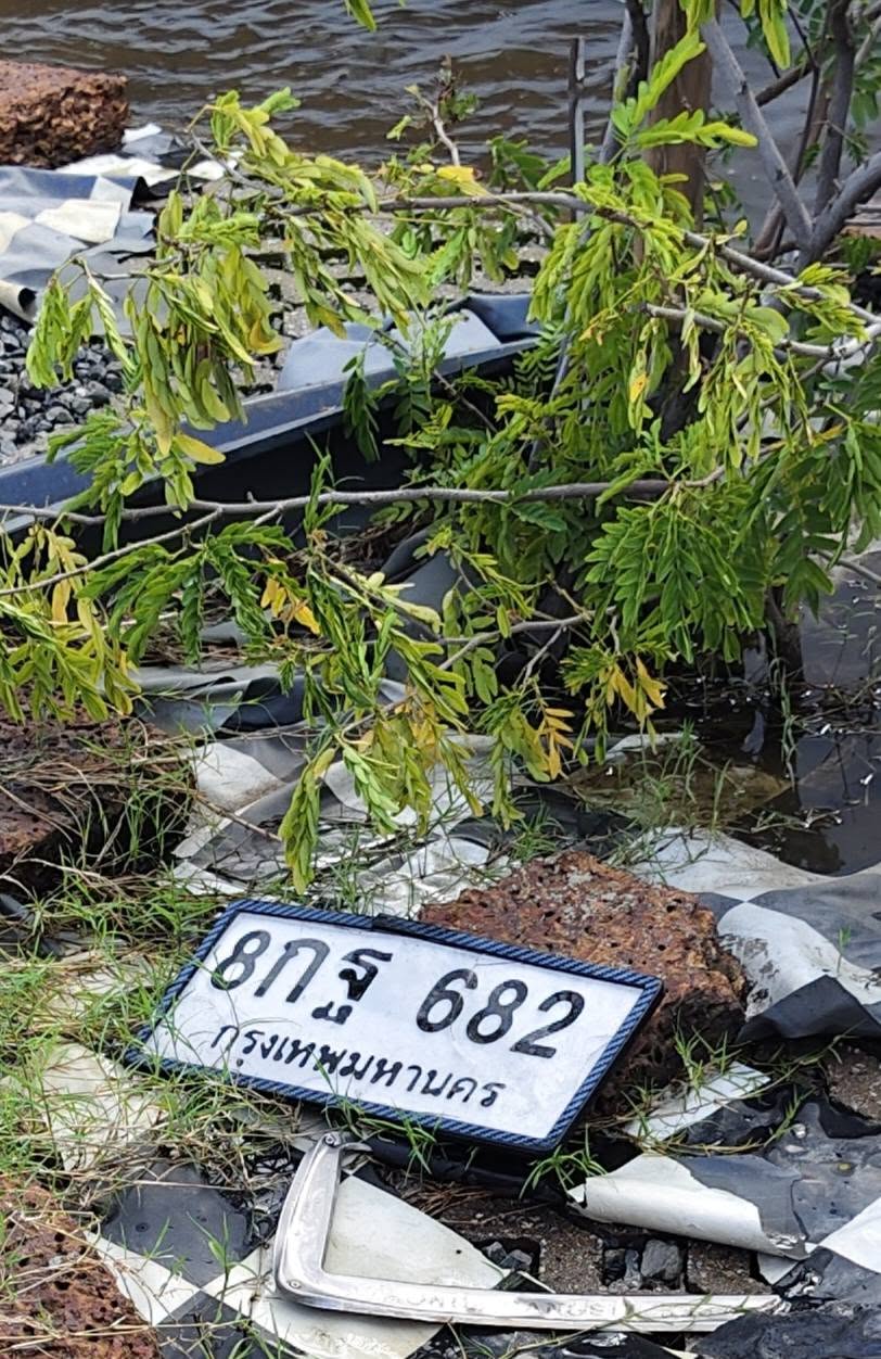 ภาพขยายป้าย 8กฐ 682 ในรูปกองป้าย