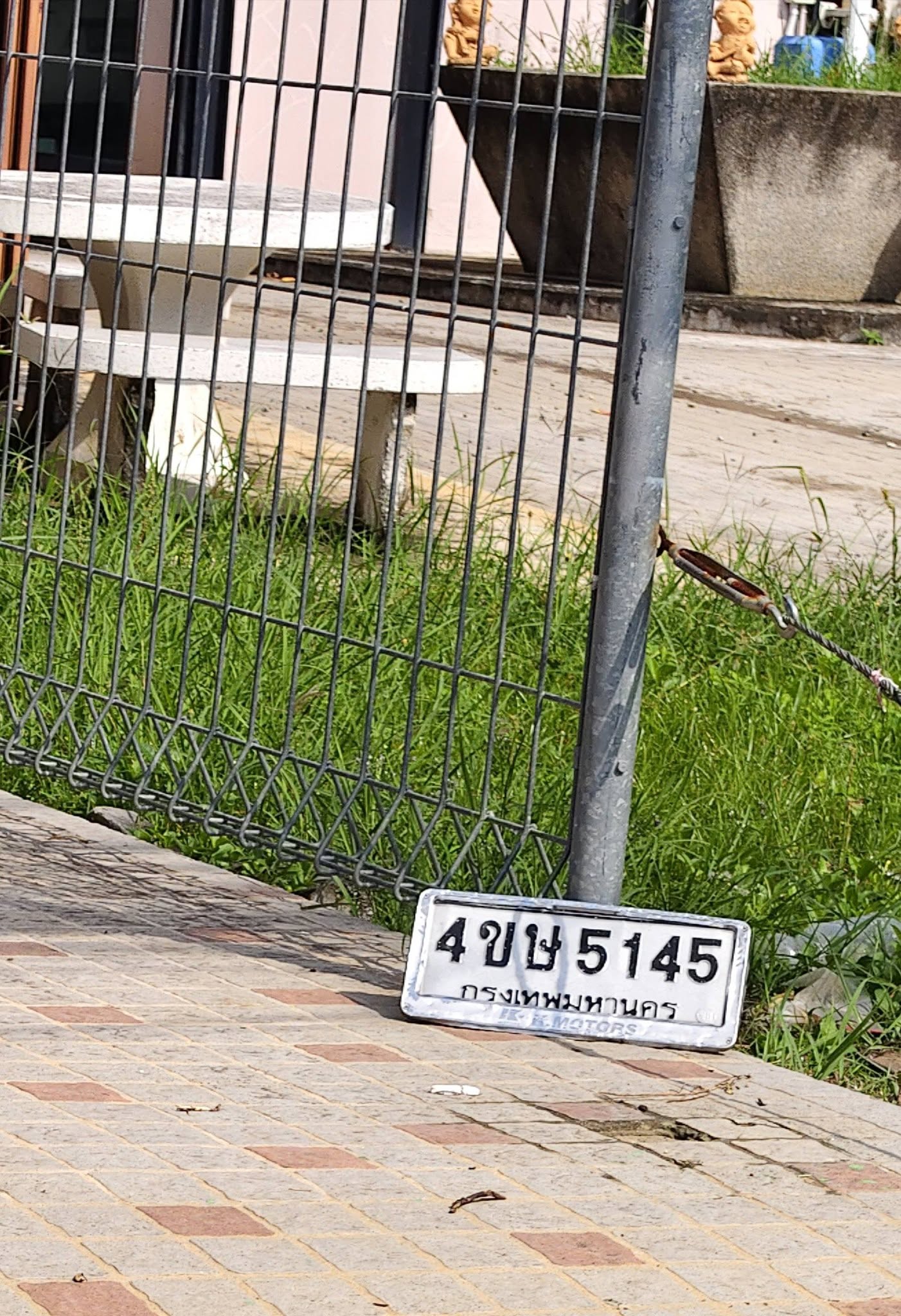 ภาพขยายป้าย 4ขษ 5145 ในรูปกองป้าย