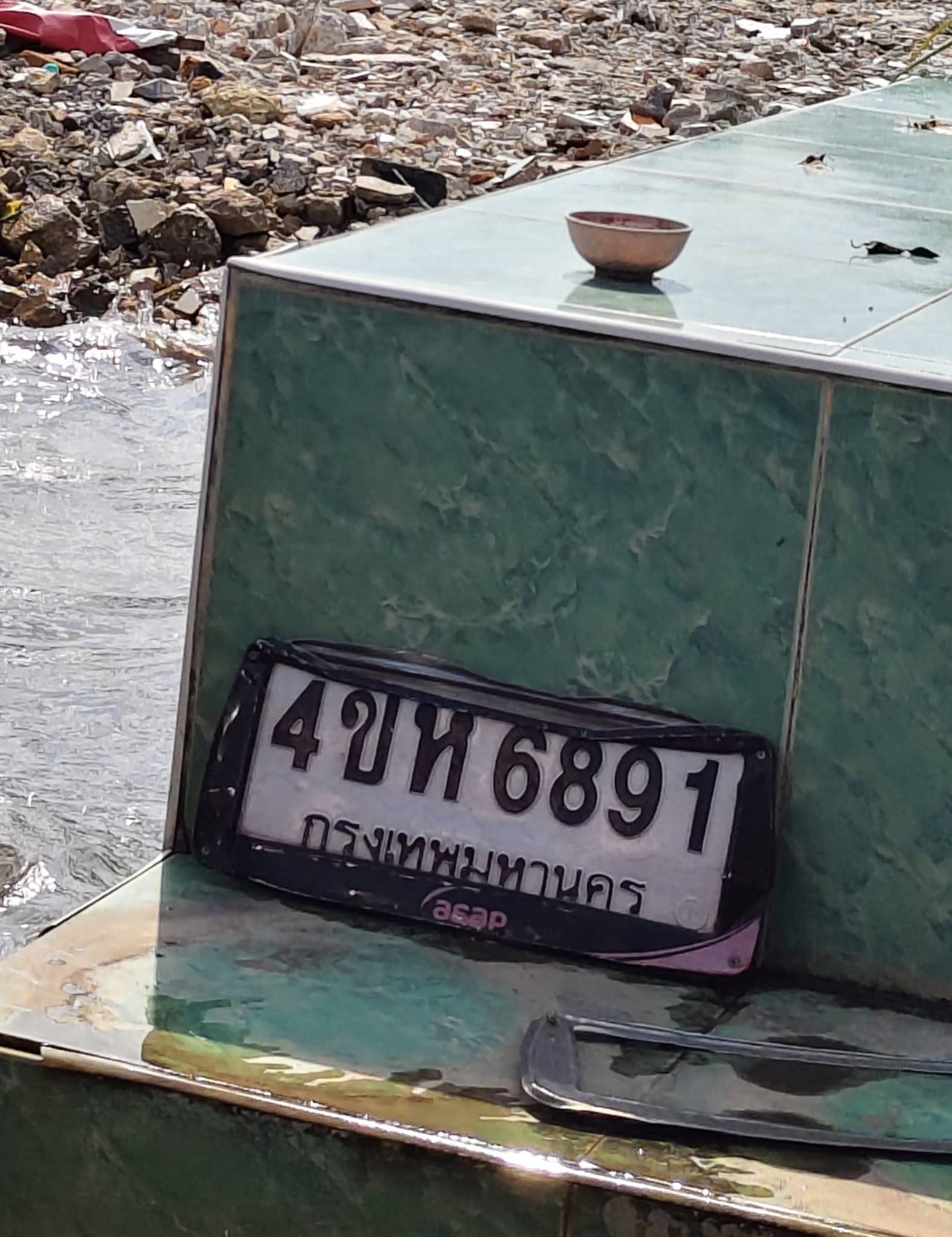 ภาพขยายป้าย 4ขท 6891 ในรูปกองป้าย
