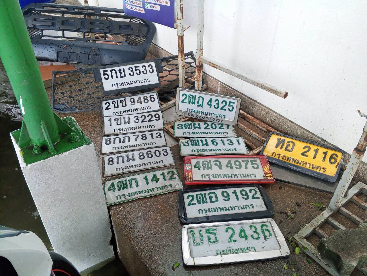 ภาพขยายป้าย 4ฒก 1412 ในรูปกองป้าย
