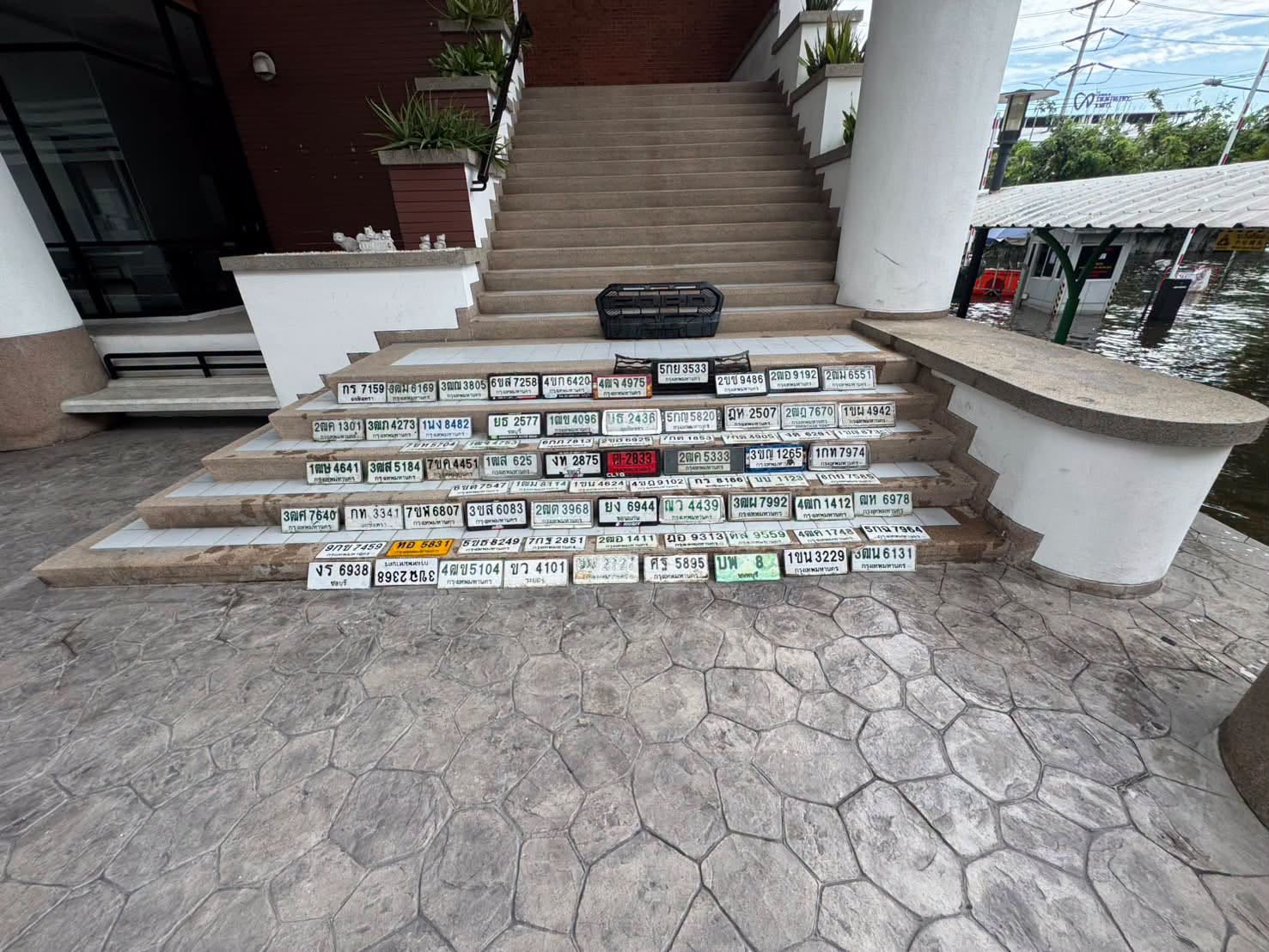 ภาพขยายป้าย 3ฒภ 4273 ในรูปกองป้าย