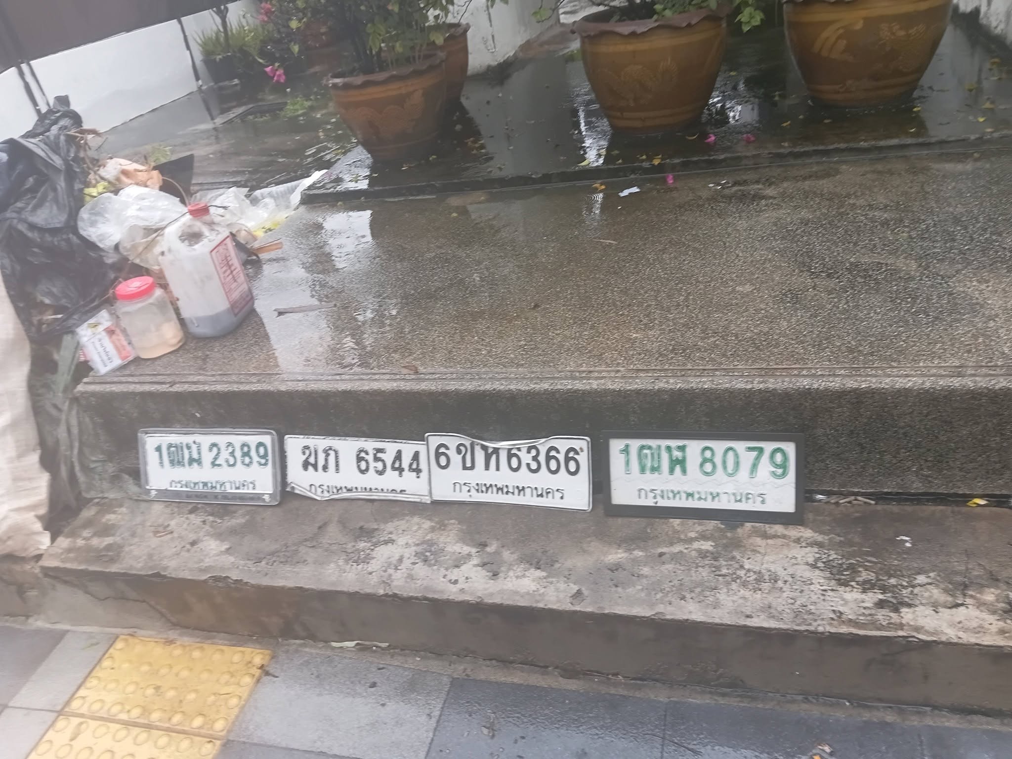 ภาพขยายป้าย 1ฒม 2389 ในรูปกองป้าย