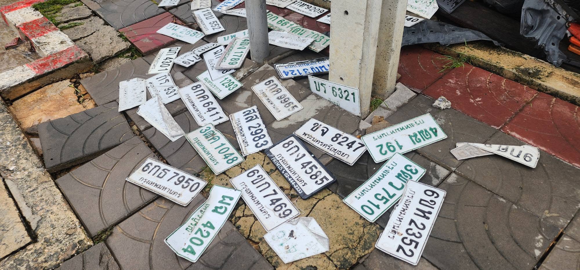 ภาพขยายป้าย 6ขห 2352 ในรูปกองป้าย