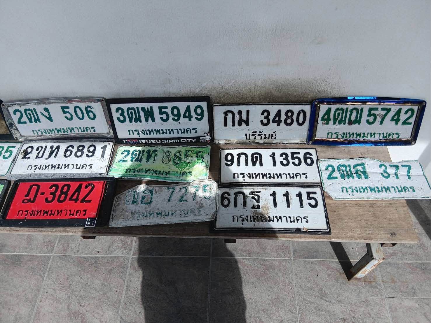 ภาพขยายป้าย ฒอ 7275 ในรูปกองป้าย